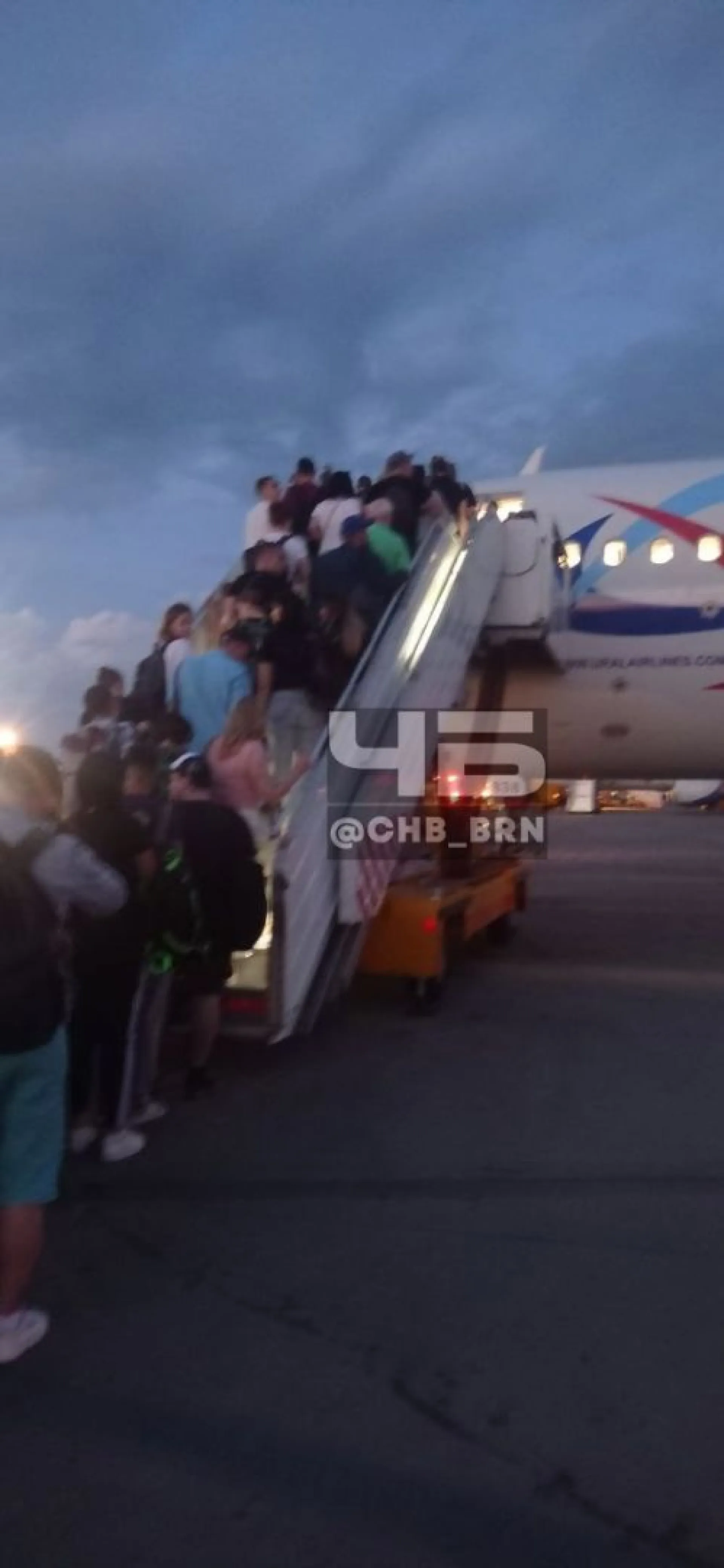 Пассажиры устроили давку в московском аэропорту, пытаясь улететь в Барнаул Пассажиры устроили давку в московском аэропорту, пытаясь улететь в Барнаул