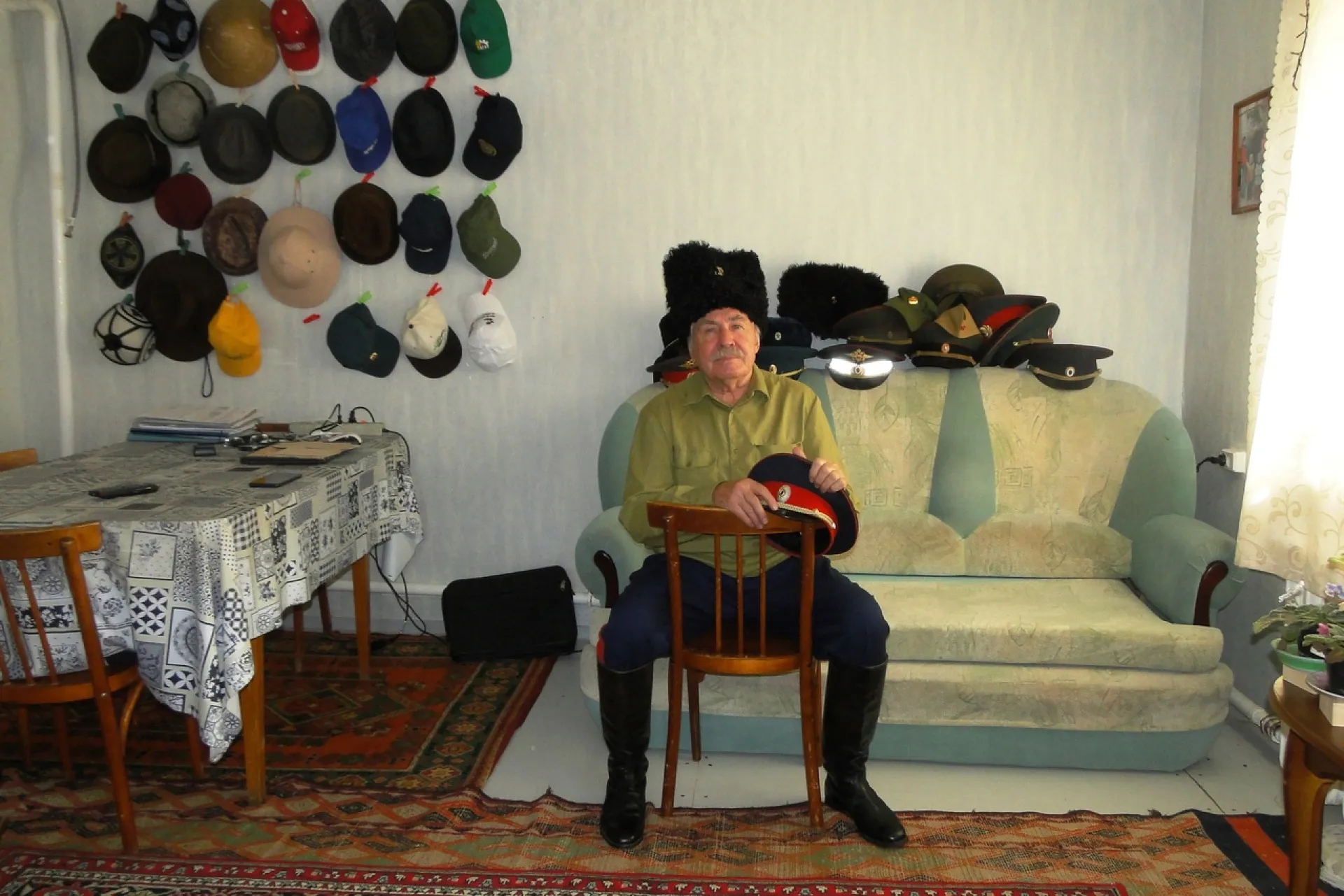 78-летний барнаулец коллекционирует головные уборы разных лет и культур 78-летний барнаулец коллекционирует головные уборы разных лет и культур