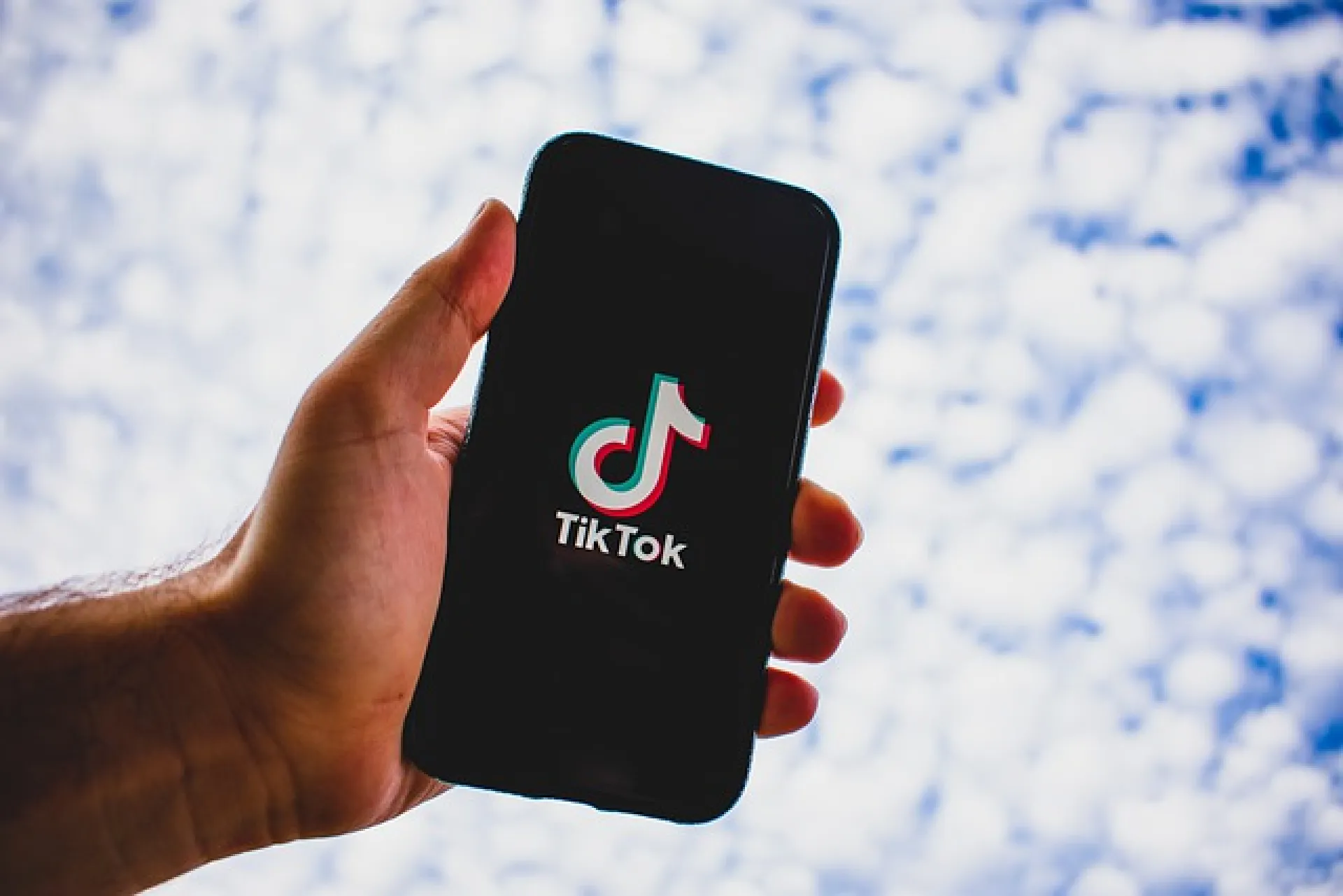 TikTok ограничил работу в России из-за нового закона