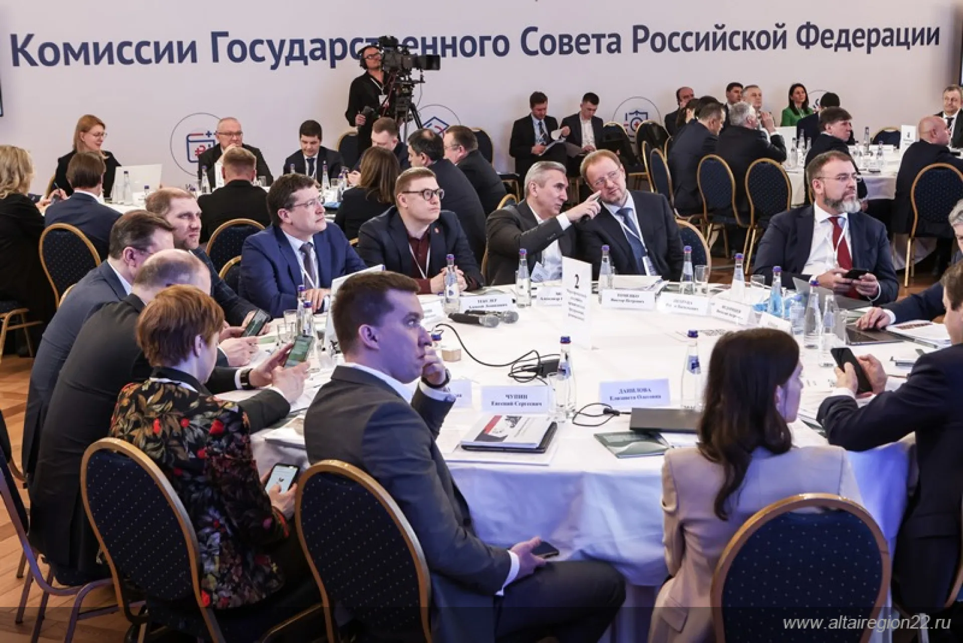 Губернатор Алтайского края Виктор Томенко участвует в совещании по подготовке к Госсовету по промышленности
