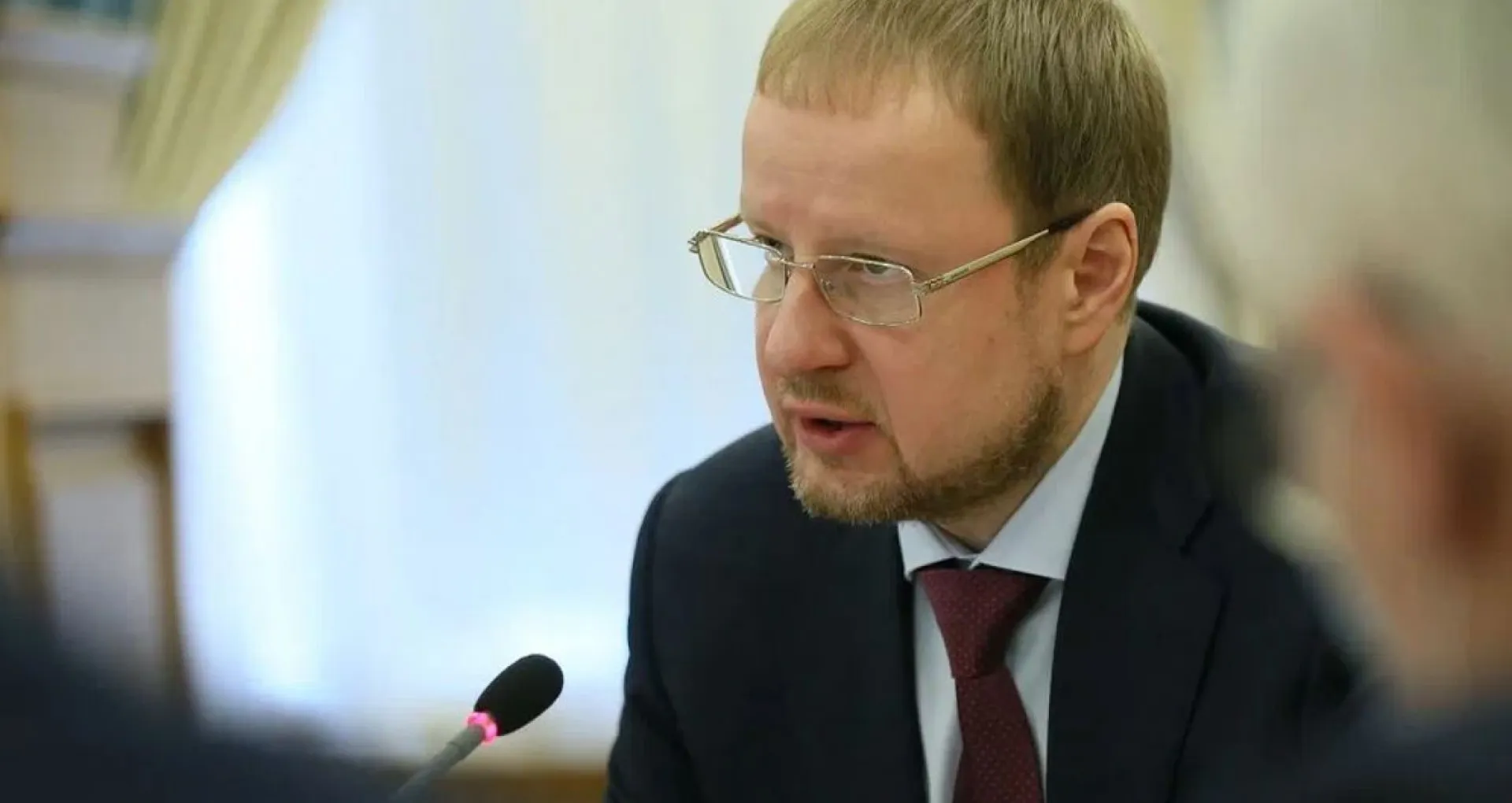 Виктор Томенко потребовал ускорить восстановление соцобъектов, пострадавших от урагана в Алтайском крае