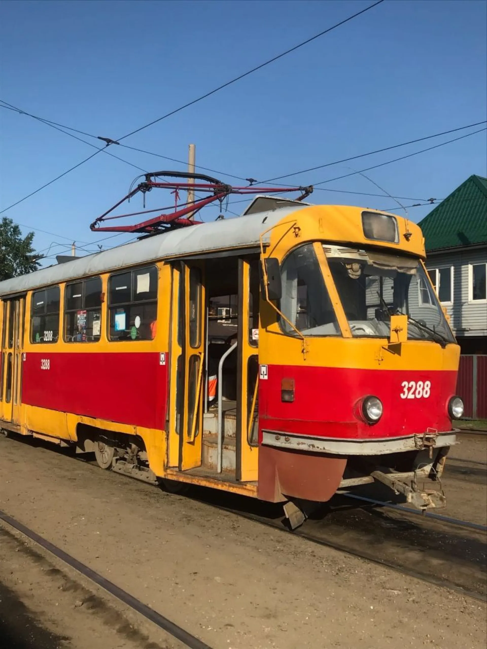 Контактная сеть оборвалась на центральной улице Барнаула 