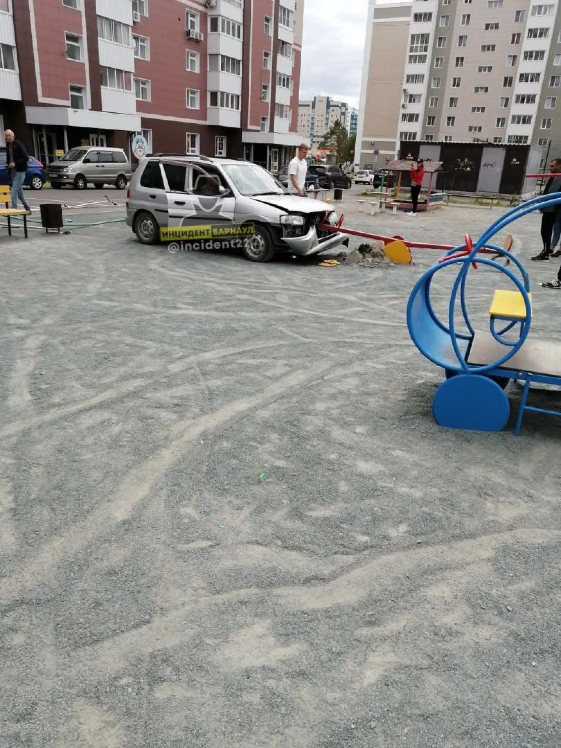 Попытка припарковаться привела к ДТП на детской площадке Барнаула