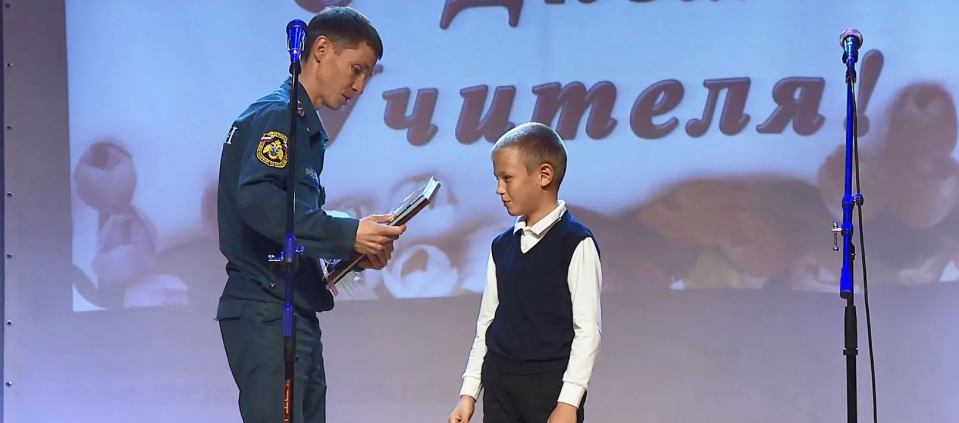 9-летнего мальчика, спасшего двух детей в Залесовском округе, наградили благодарностью от МЧС и велосипедом