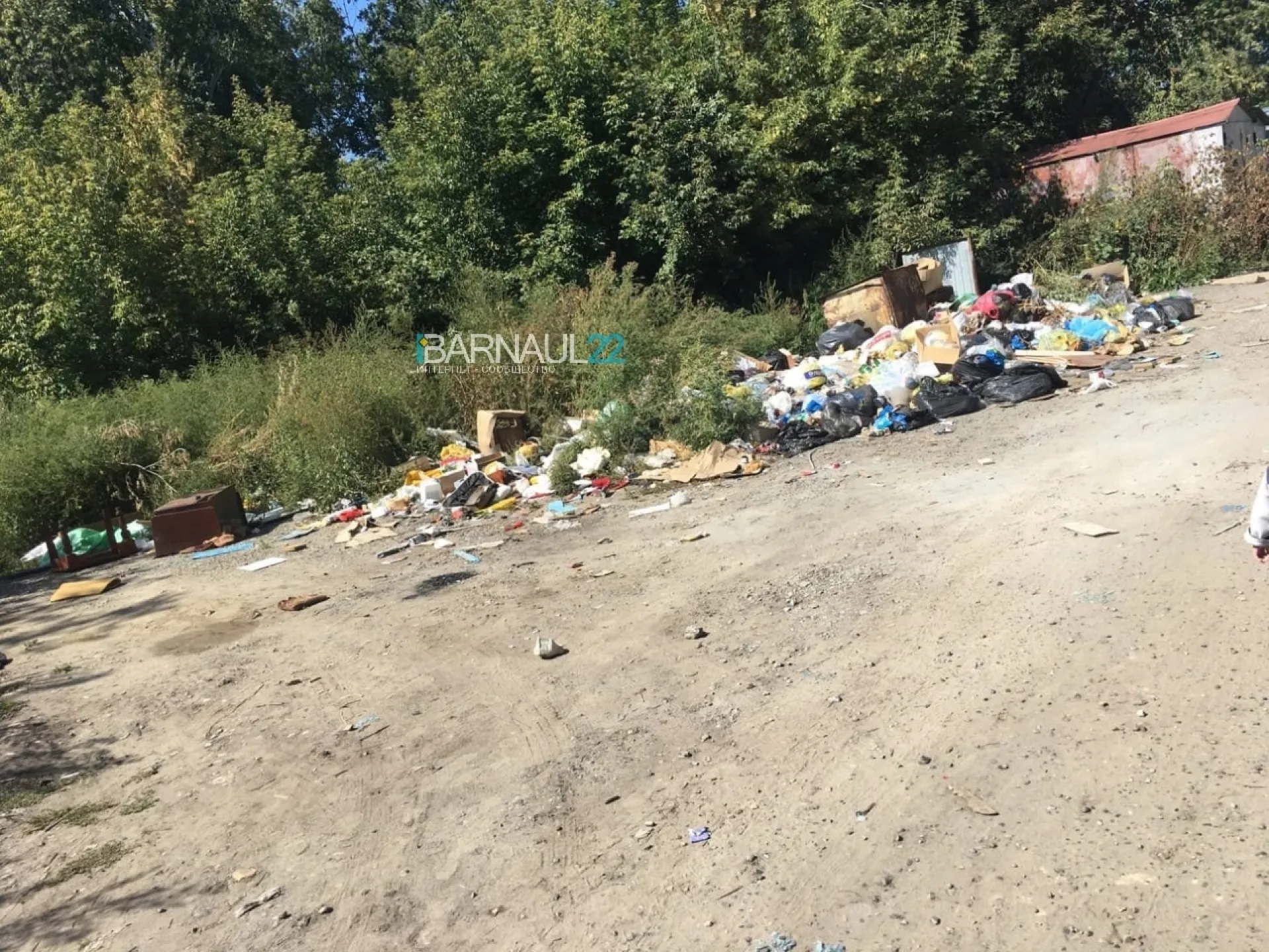 Жительница Барнаула возмущается по поводу свалки, которая образовалась возле дома