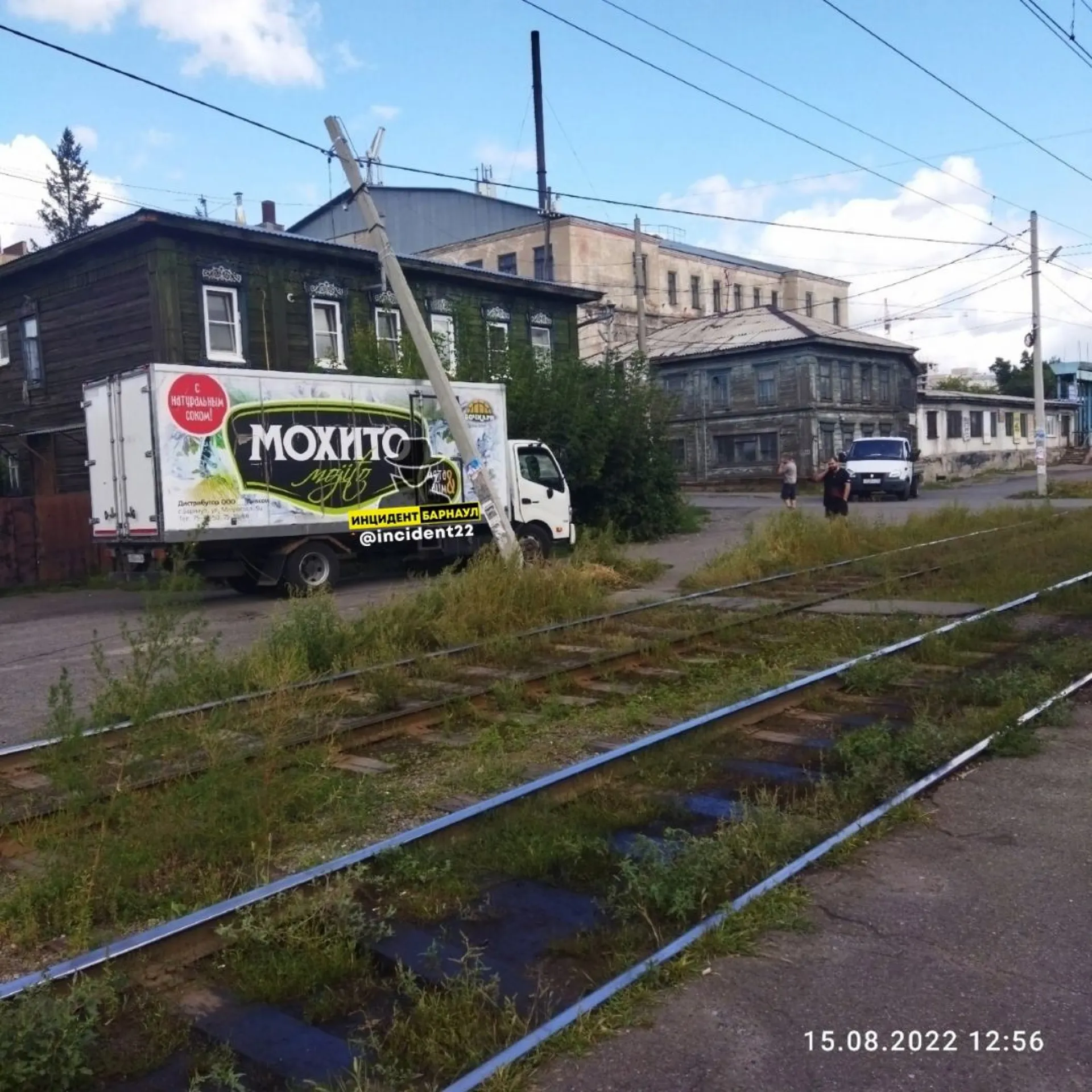 Столб упал на грузовой автомобиль в Барнауле