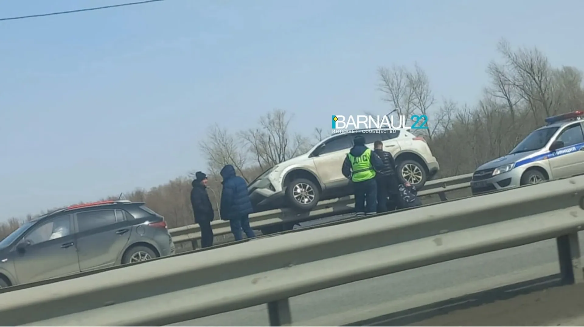 Автомобиль приземлился на дорожное ограждение алтайской трассы
