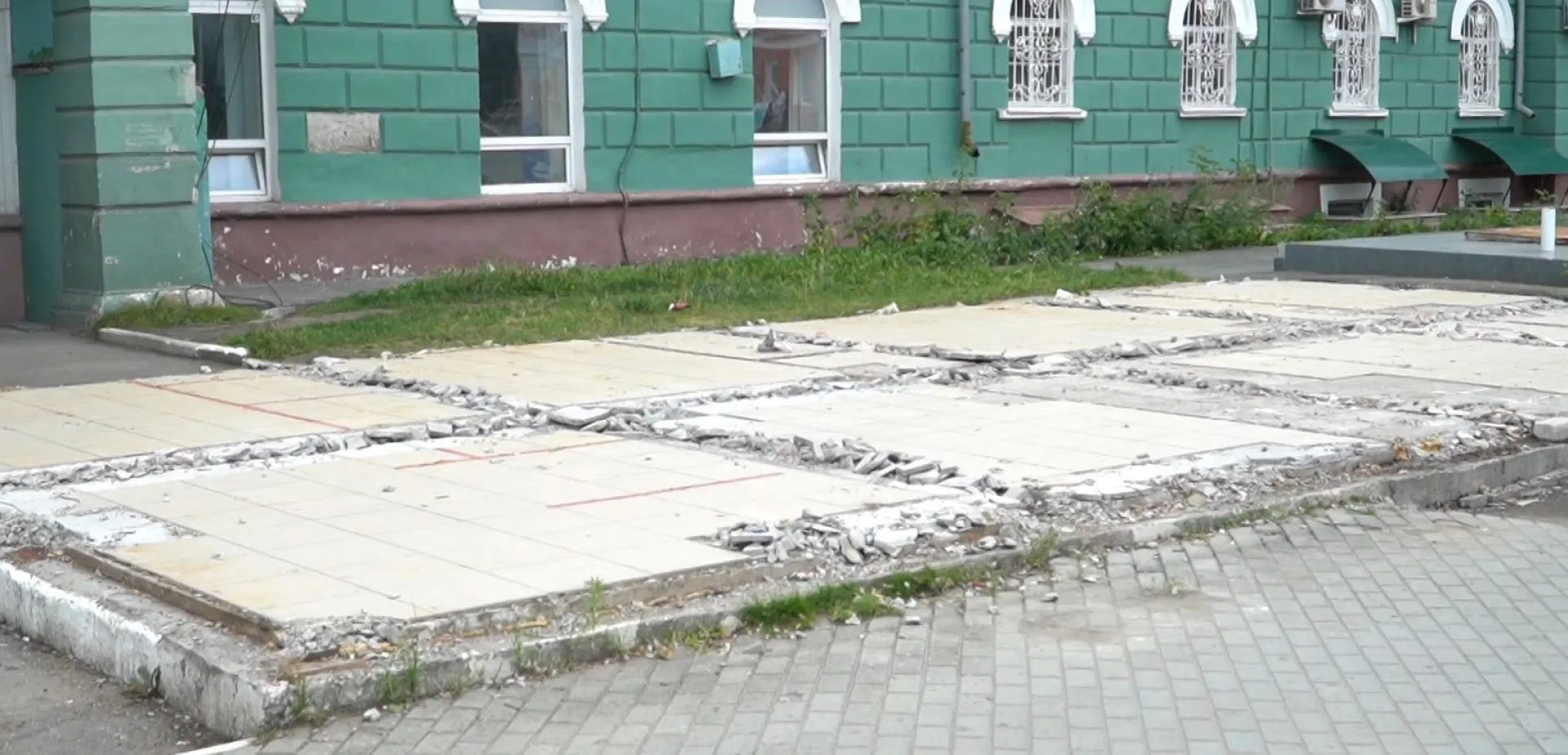 В Барнауле снесли старые ларьки возле ТЦ «Россия» 