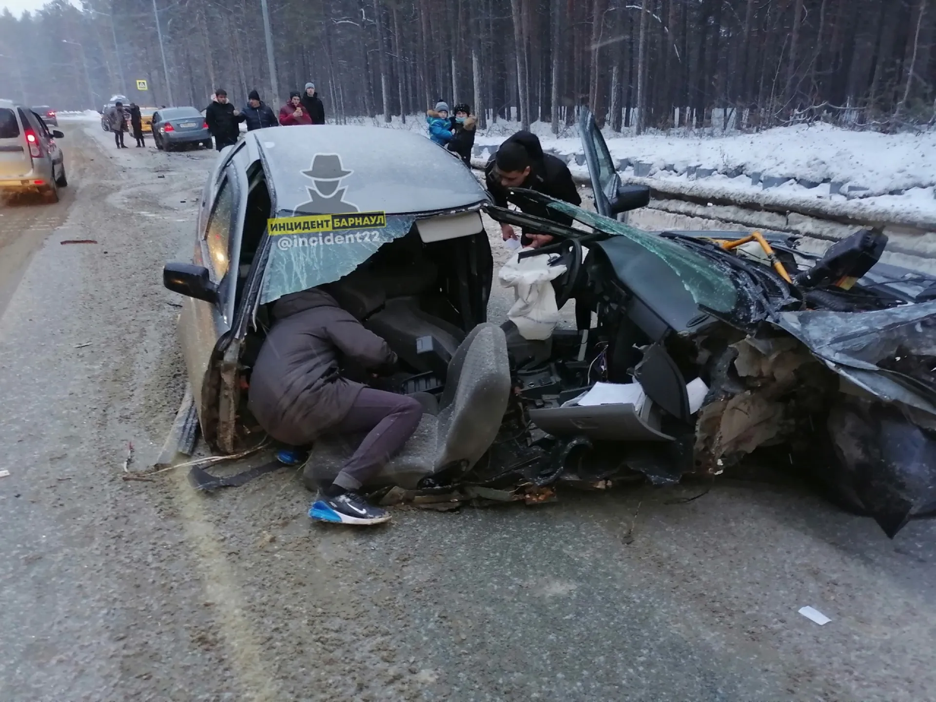 Разорвало пополам. Две машины пострадали в аварии в Ленточном бору в Барнауле