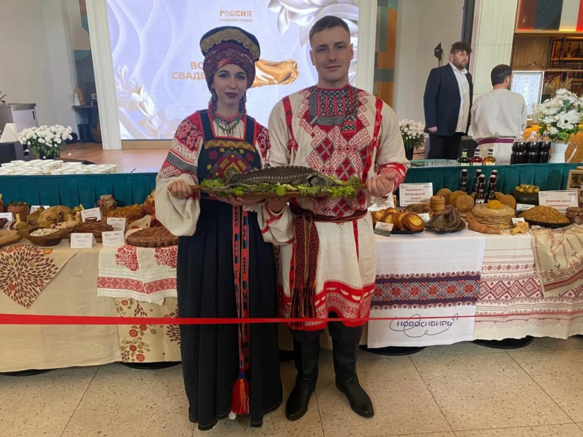 Гостей свадебного фестиваля в «Доме российской кухни» накормили блюдами старообрядческой алтайской свадьбы Гостей свадебного фестиваля в «Доме российской кухни» накормили блюдами старообрядческой алтайской свадьбы