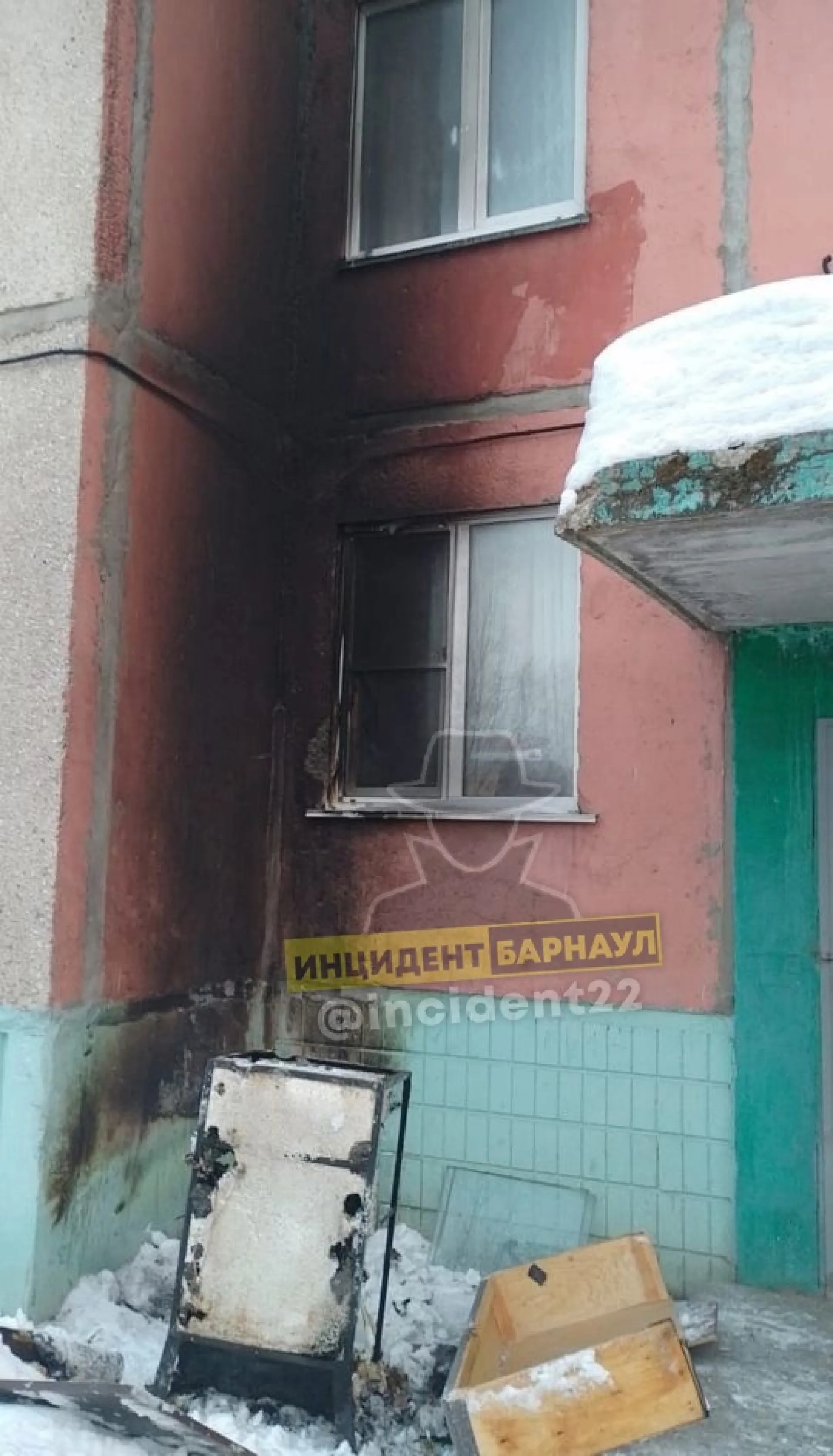 Подростки устроили пожар под окнами многоквартирного дома в Барнауле Подростки устроили пожар под окнами многоквартирного дома в Барнауле