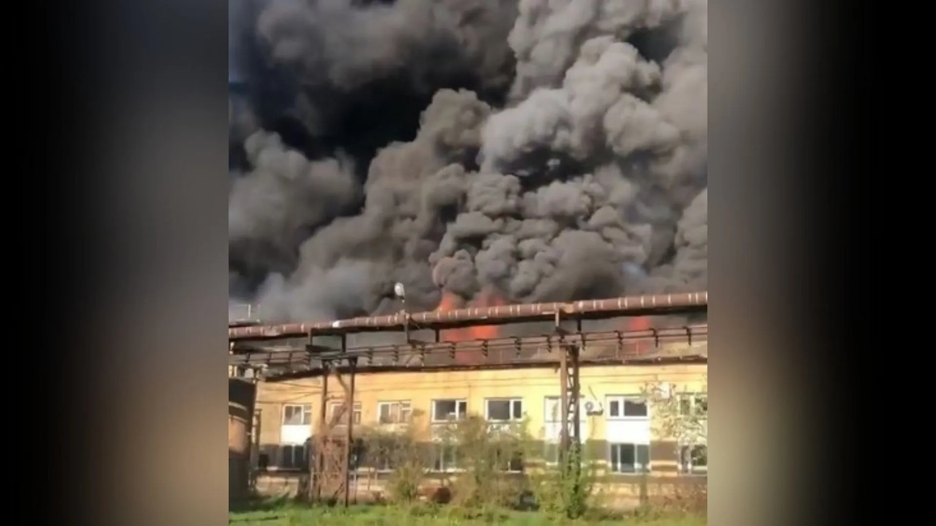 Под Новосибирском произошел пожар на заводе по производству пластика Под Новосибирском произошел пожар на заводе по производству пластика