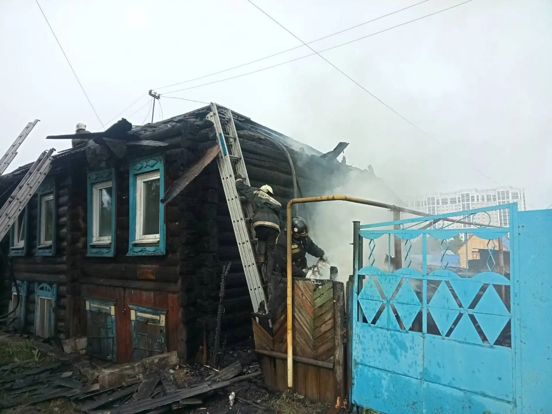 В Барнауле загорелся частный дом с газовым баллоном внутри 