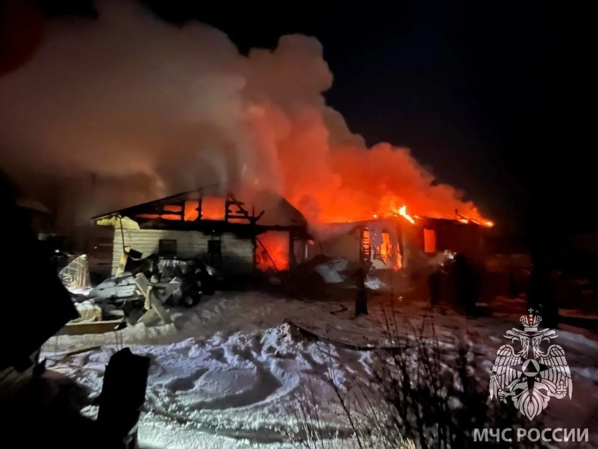 Пожар произошел в пригородном поселке Барнаула Пожар произошел в пригородном поселке Барнаула