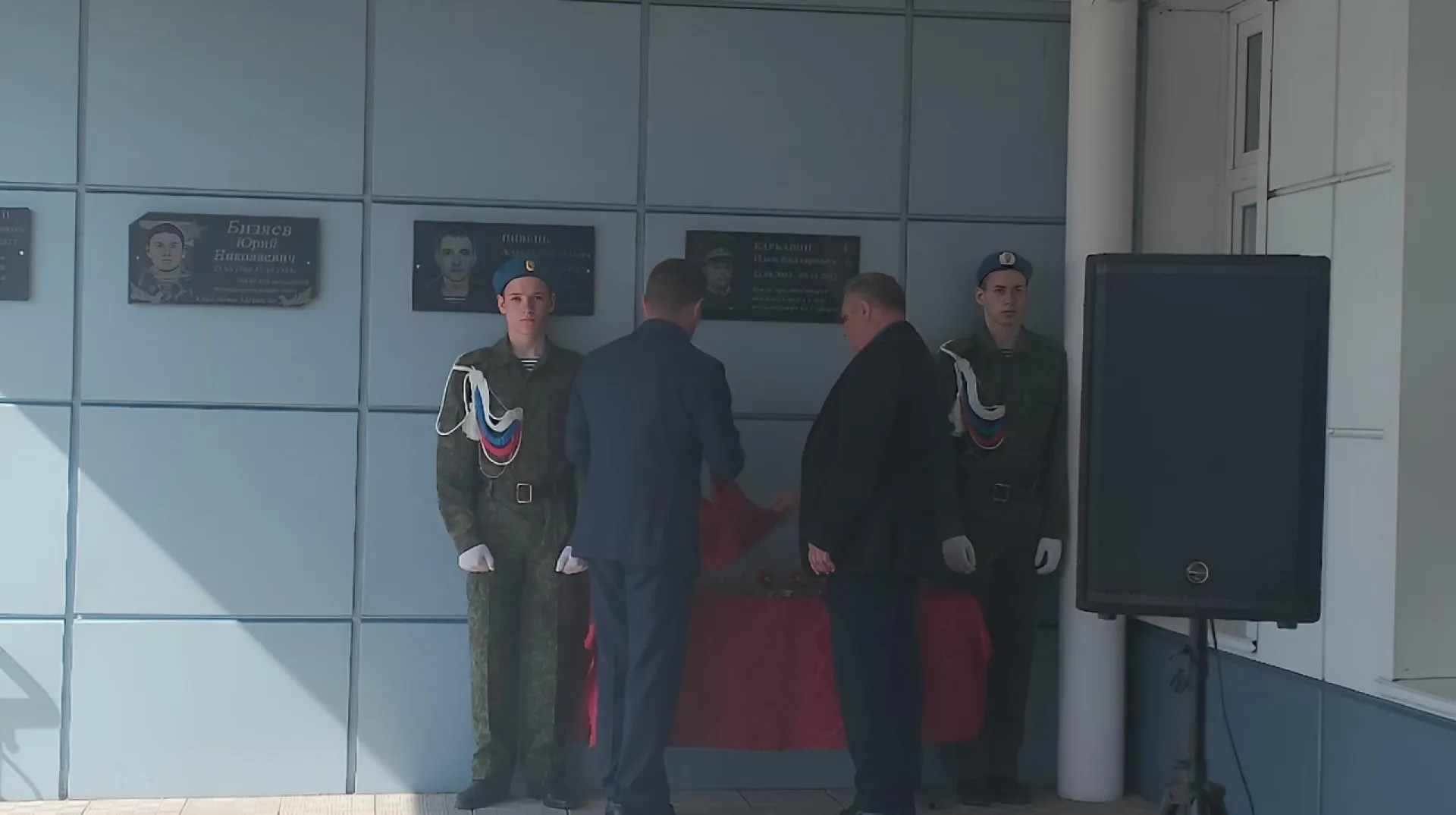 Мемориальную доску памяти Героя России открыли в Завьяловской школе Мемориальную доску памяти Героя России открыли в Завьяловской школе