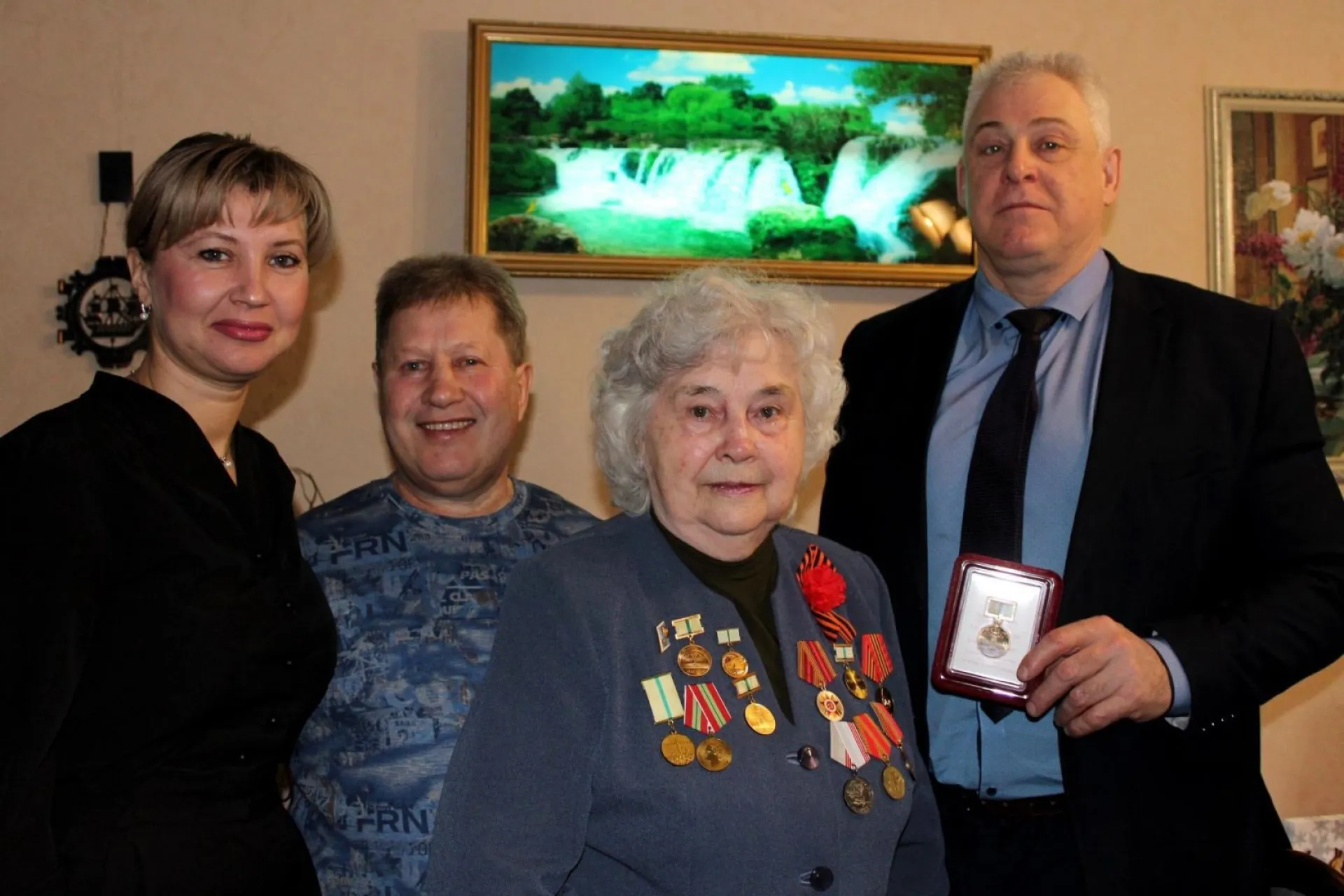 Жительнице Новоалтайска вручили почётный знак в честь 80-летия полного освобождения Ленинграда от фашистской блокады Жительнице Новоалтайска вручили почётный знак в честь 80-летия полного освобождения Ленинграда от фашистской блокады