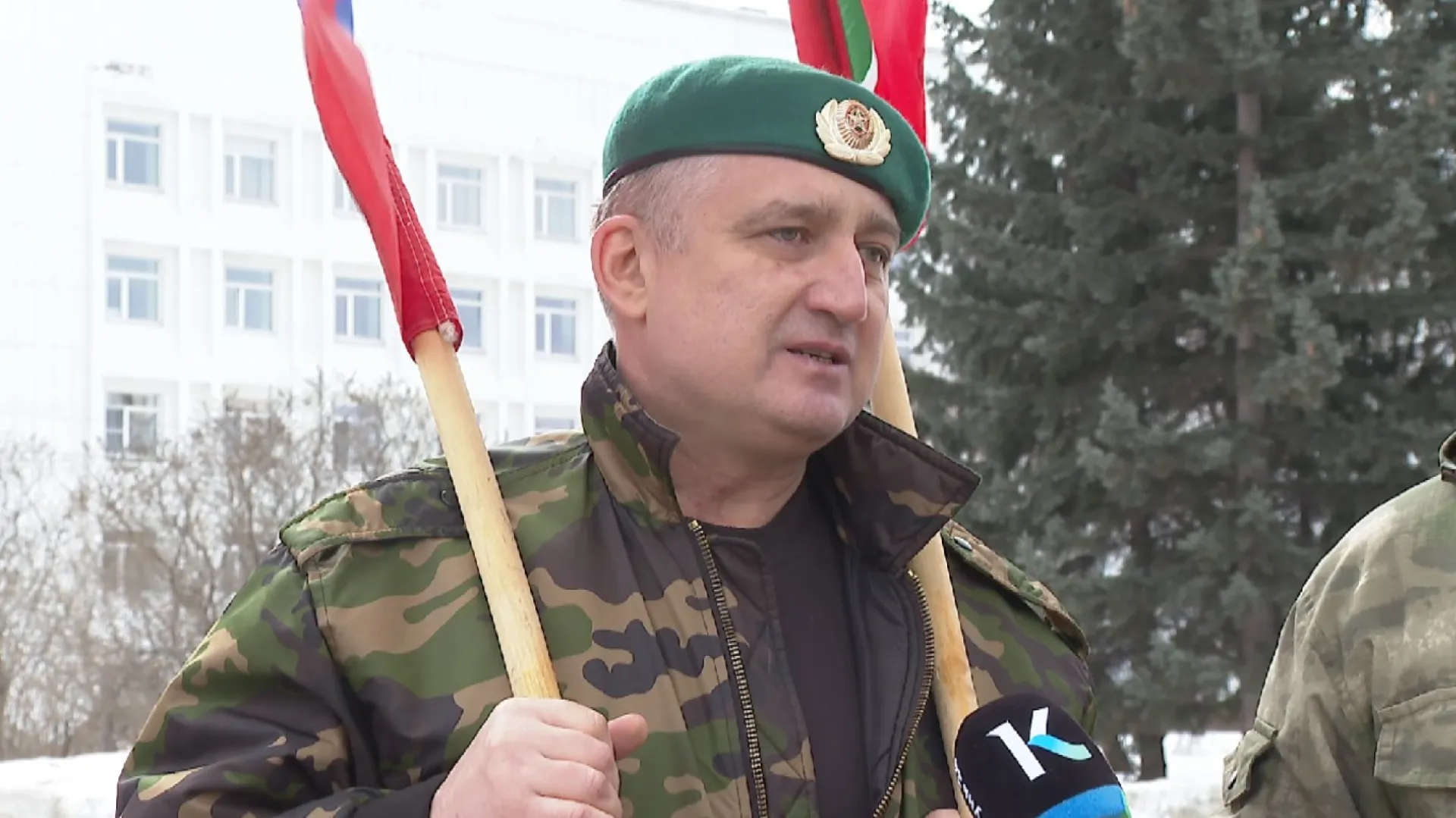 Ветеран-пограничник Александр Ковалёв стал участником прошедшего в Барнауле автопробега в поддержку российской армии