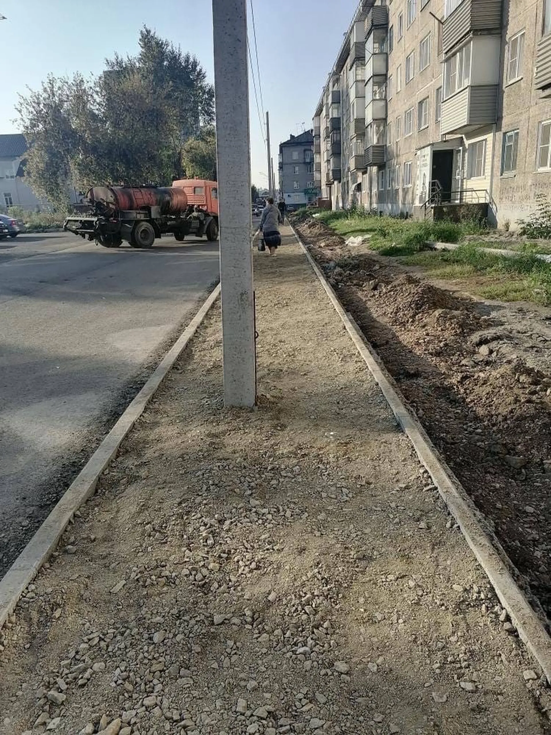 Женщина показала новый тротуар со столбом посередине в Новоалтайске