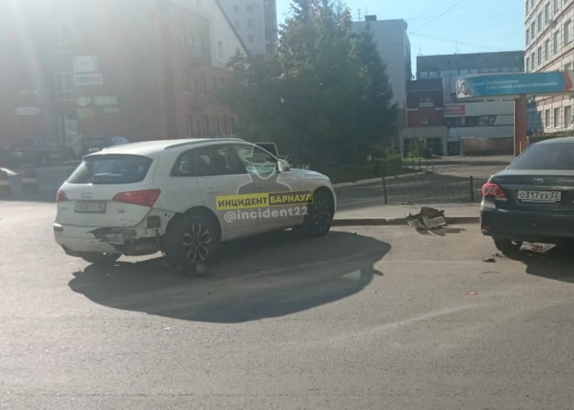 Мотоциклист, делая трюки на дороге, врезался в припаркованный автомобиль в Барнауле