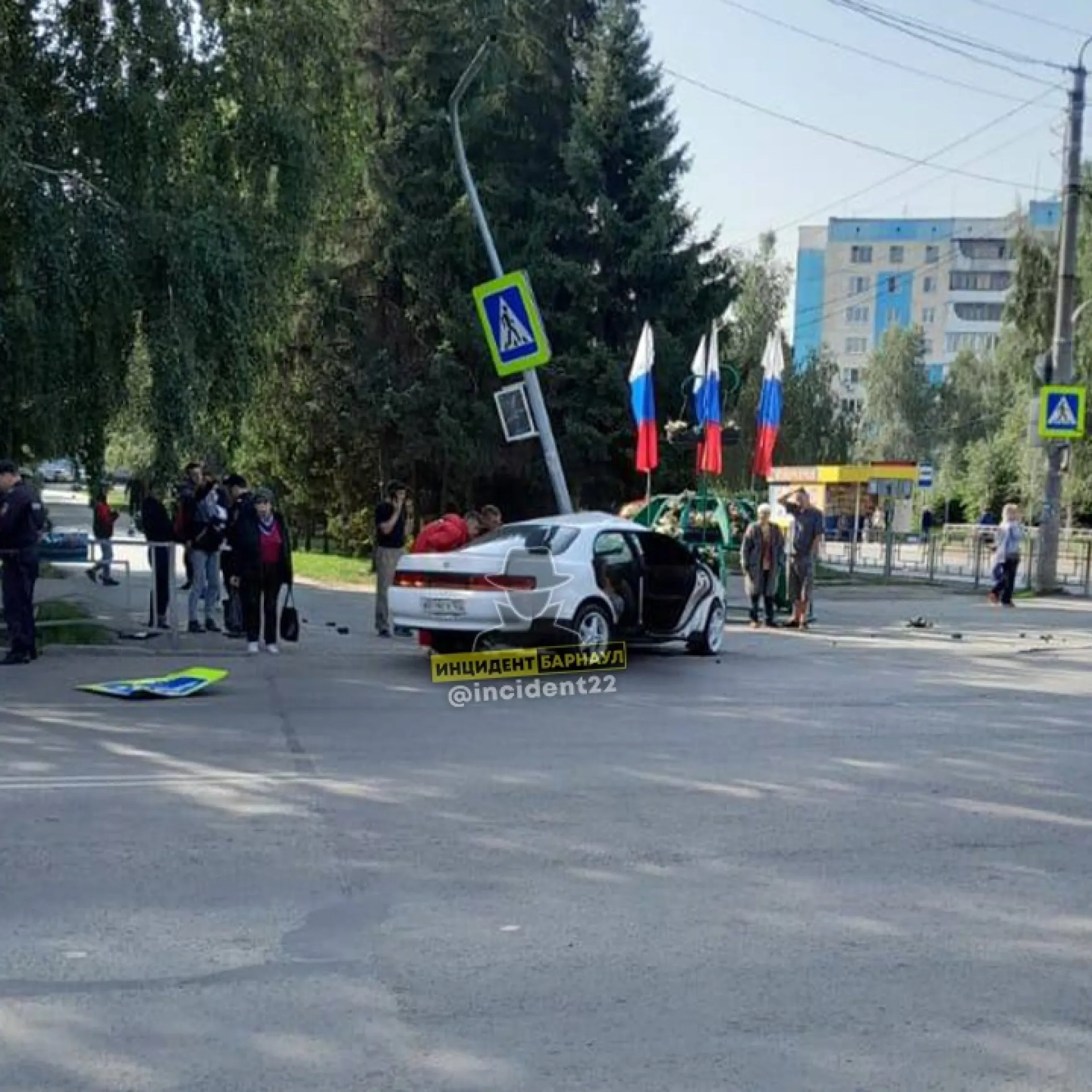 Легковушка врезалась в столб в Барнауле