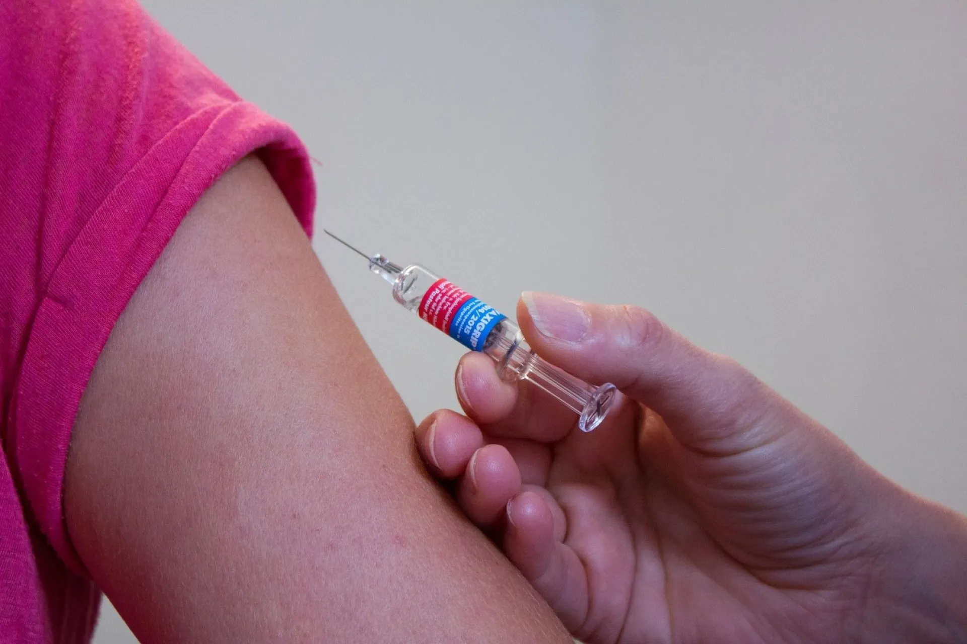 В регионах России начали вводить обязательную вакцинацию