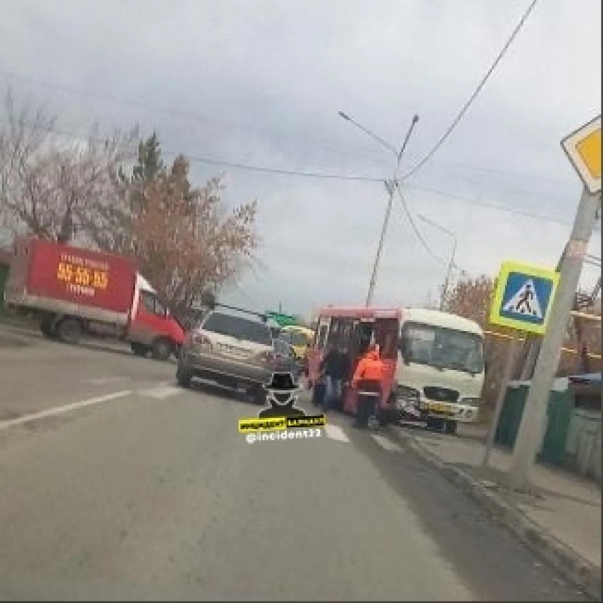 В Барнауле столкнулись фургон и маршрутный автобус