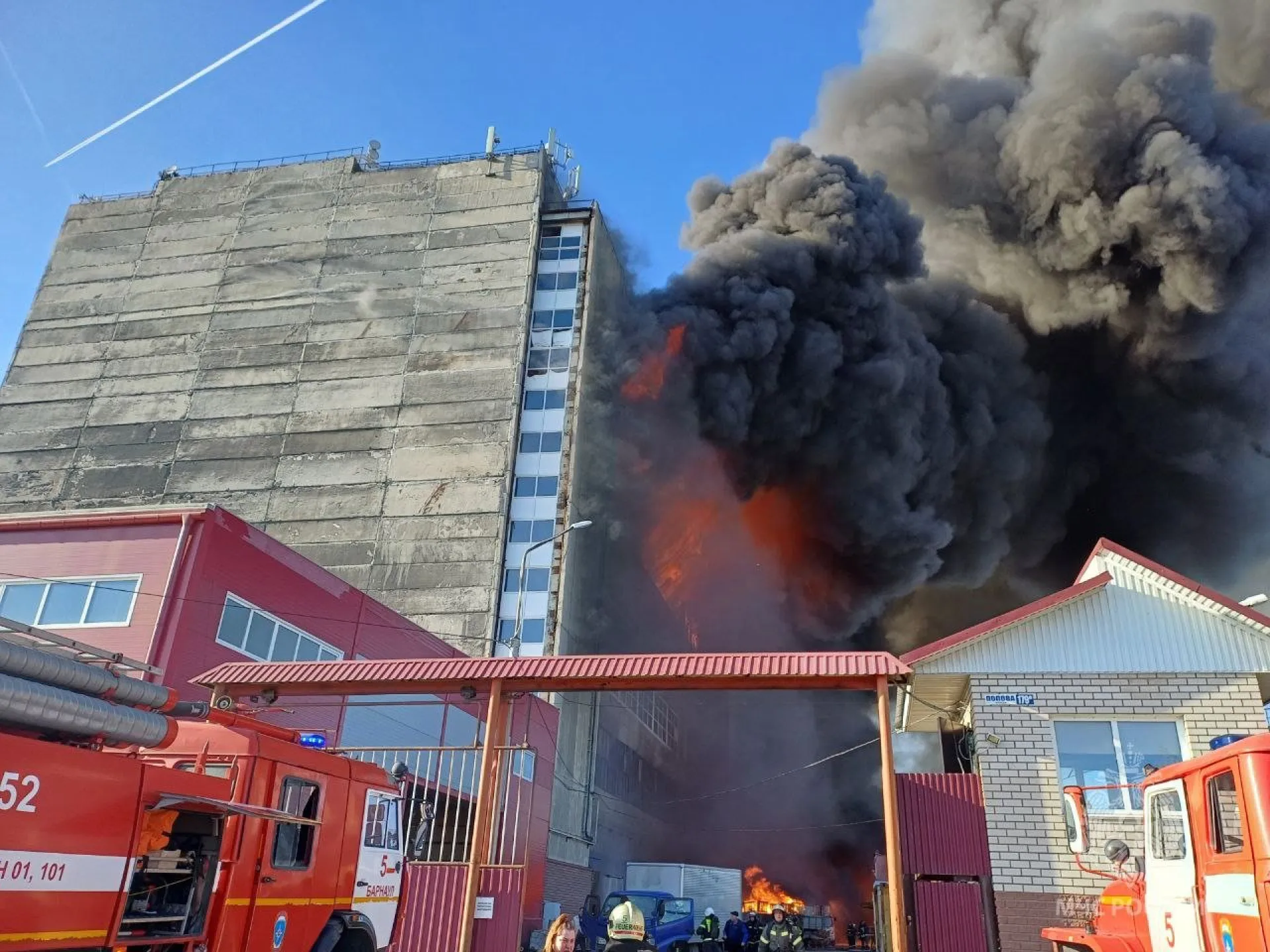 В Барнауле горит дом на улице Попова В Барнауле горит дом на улице Попова