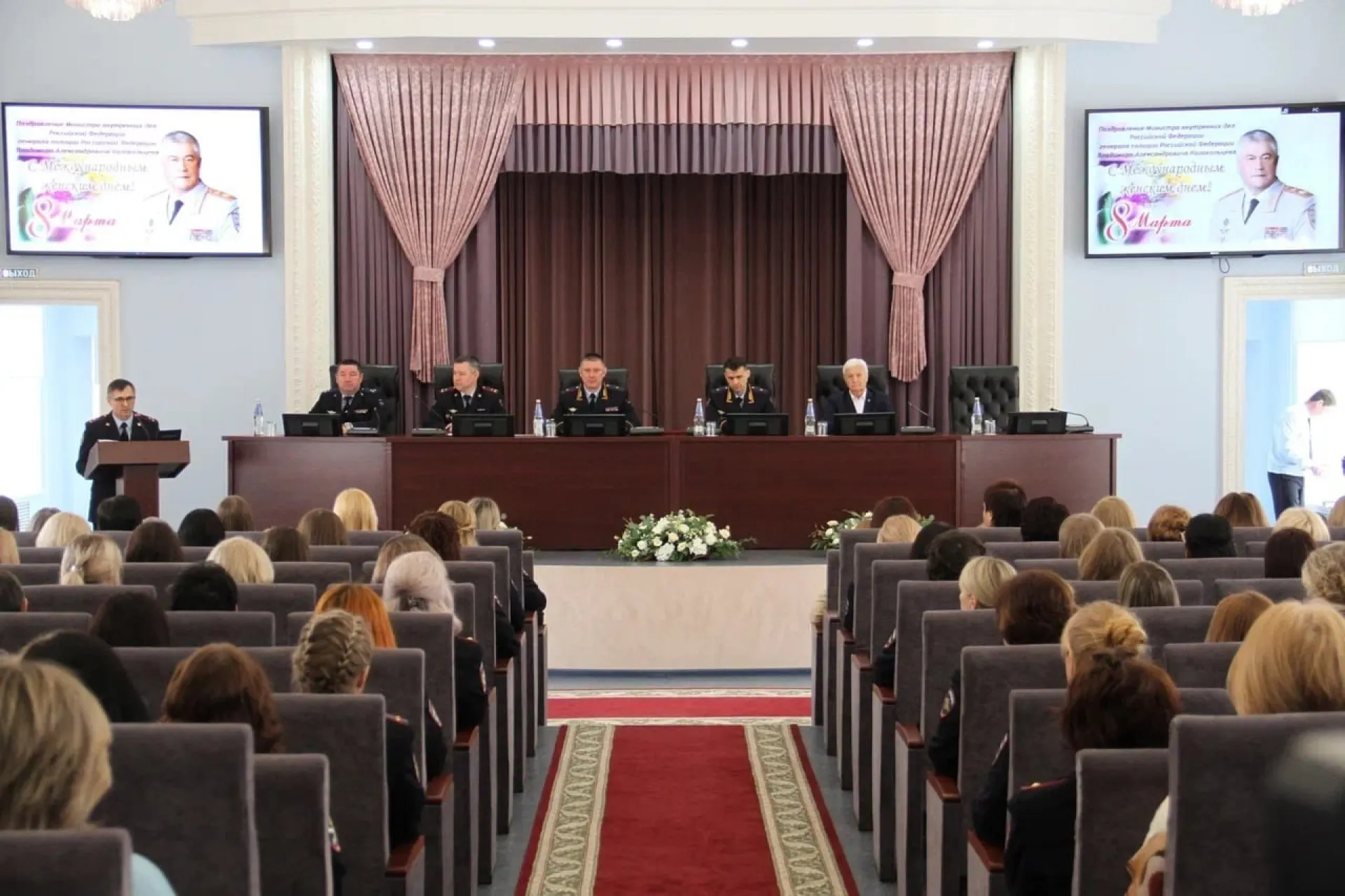 Начальник ГУ МВД России по Алтайскому краю поздравил сотрудниц органов внутренних дел с 8 Марта