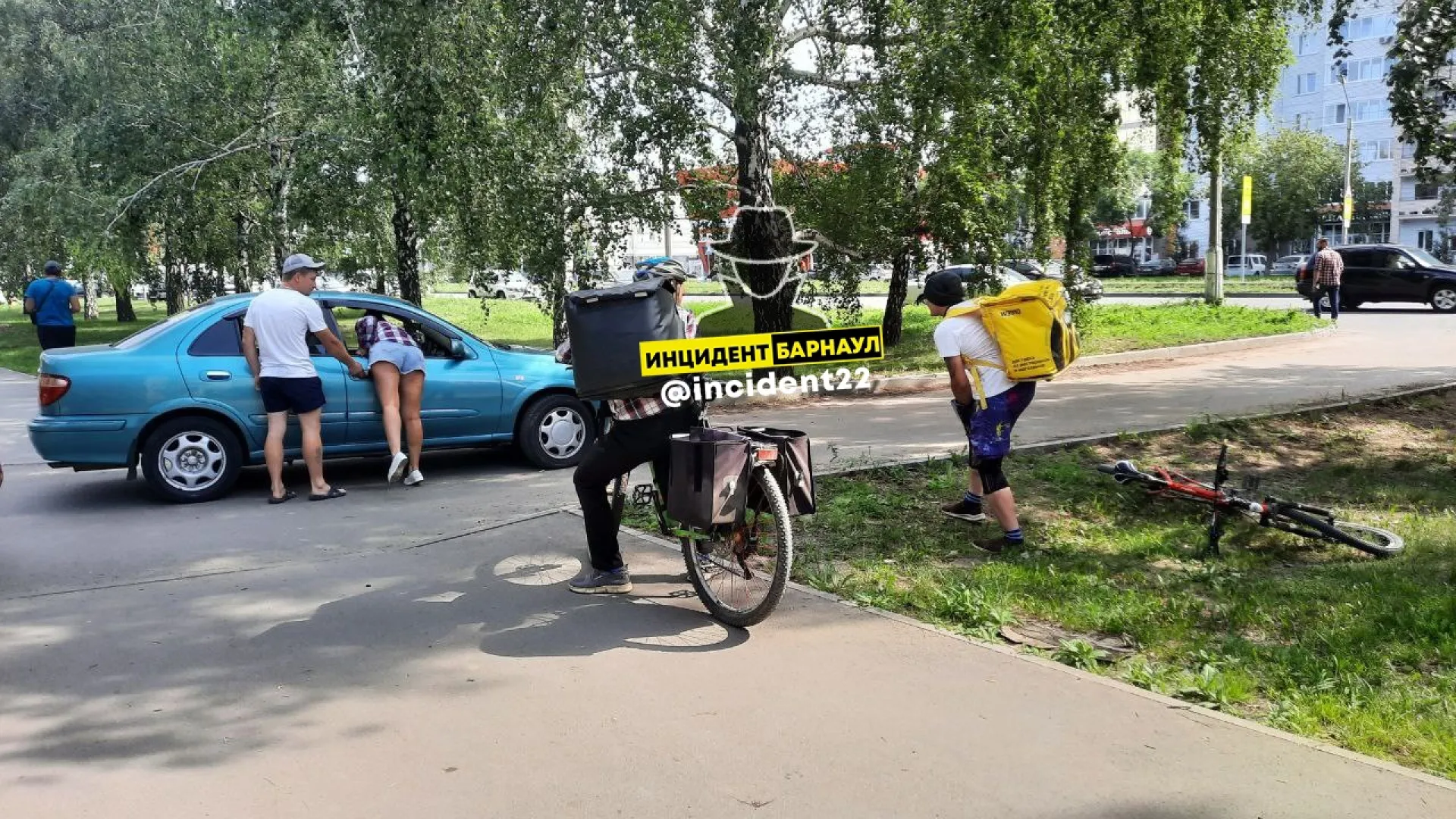 Водитель легковушки сбил доставщика еды в Барнауле