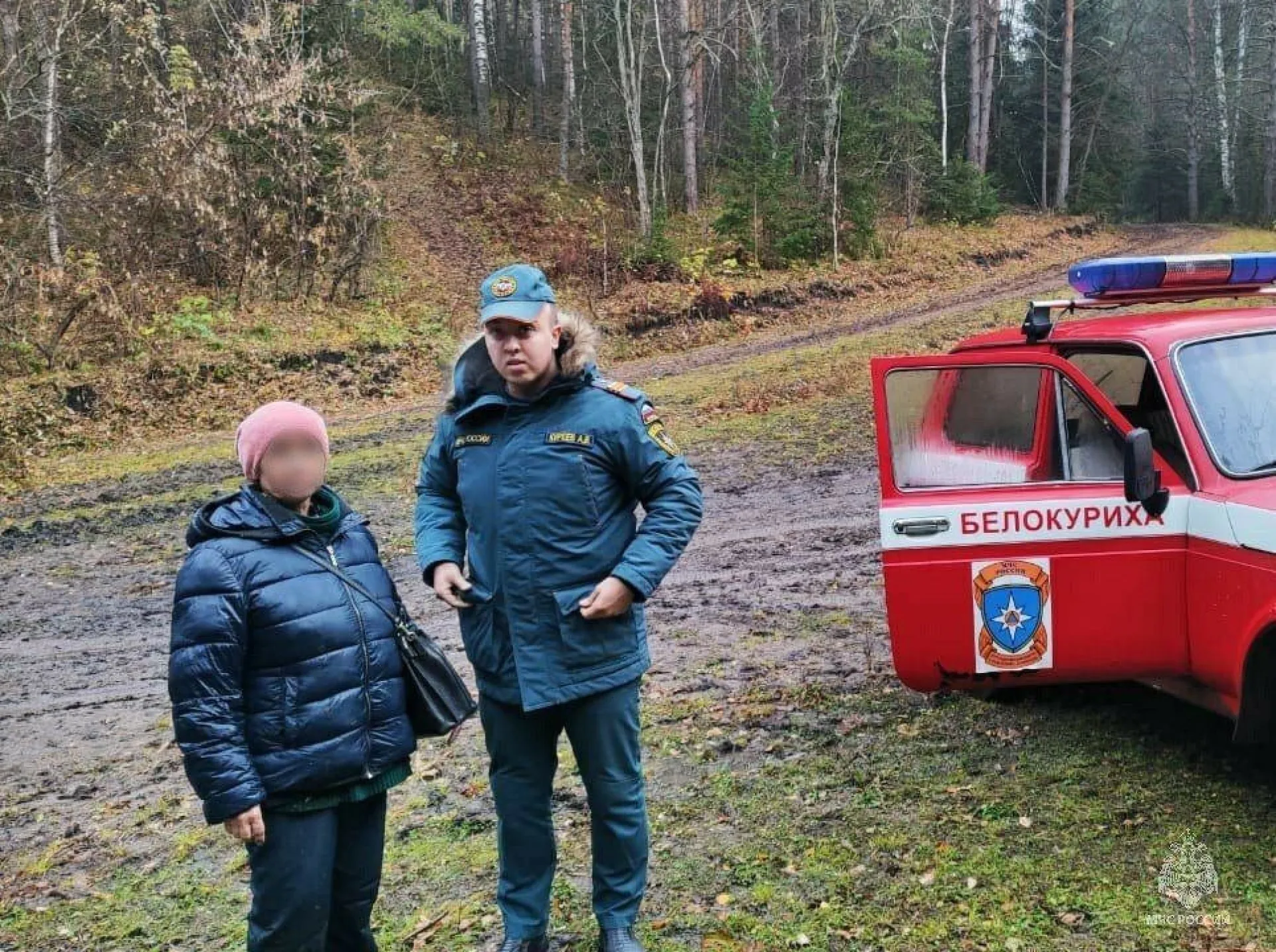 Женщине потребовалась помощь спасателей на пути к вековой сосне в Белокурихе Женщине потребовалась помощь спасателей на пути к вековой сосне в Белокурихе