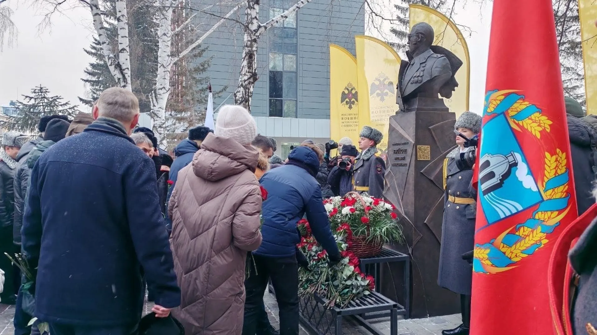 Бюст советского разведчика Виталия Нуйкина открыли в Барнауле Бюст советского разведчика Виталия Нуйкина открыли в Барнауле