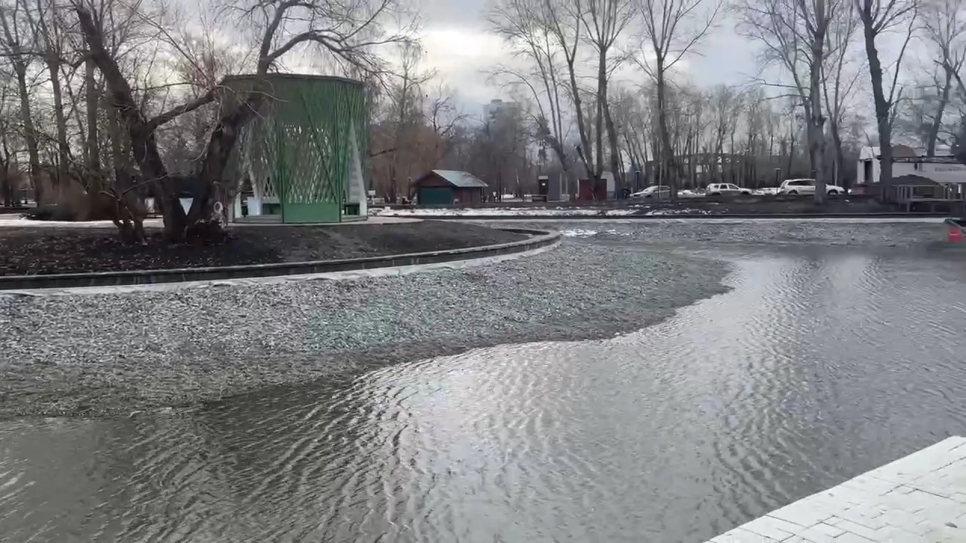 В пруд барнаульского парка «Изумрудный» залили воду. Объясняем, для чего она там