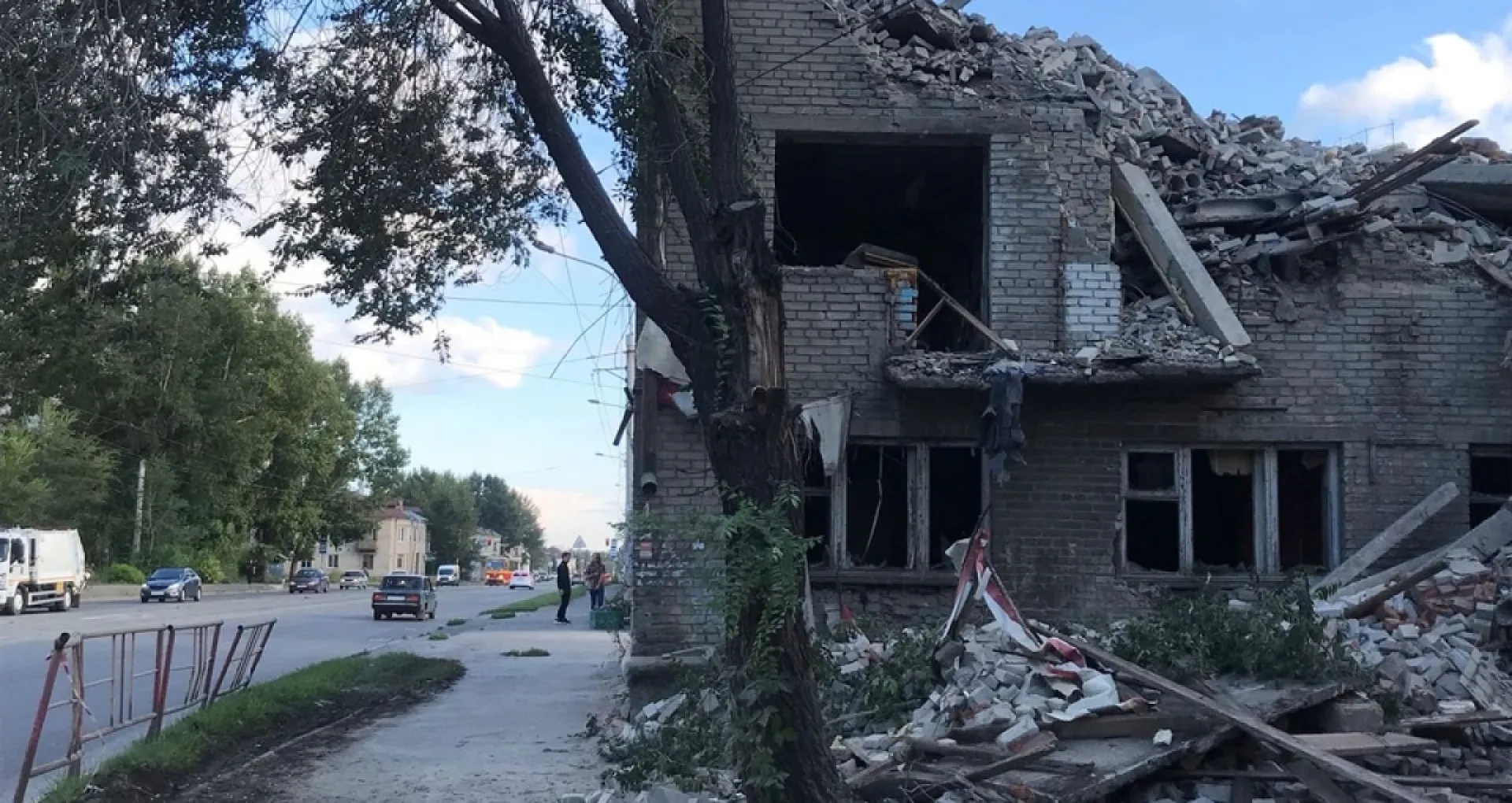 Барнаульский многоквартирный дом снесли в режиме ЧС Барнаульский многоквартирный дом снесли в режиме ЧС
