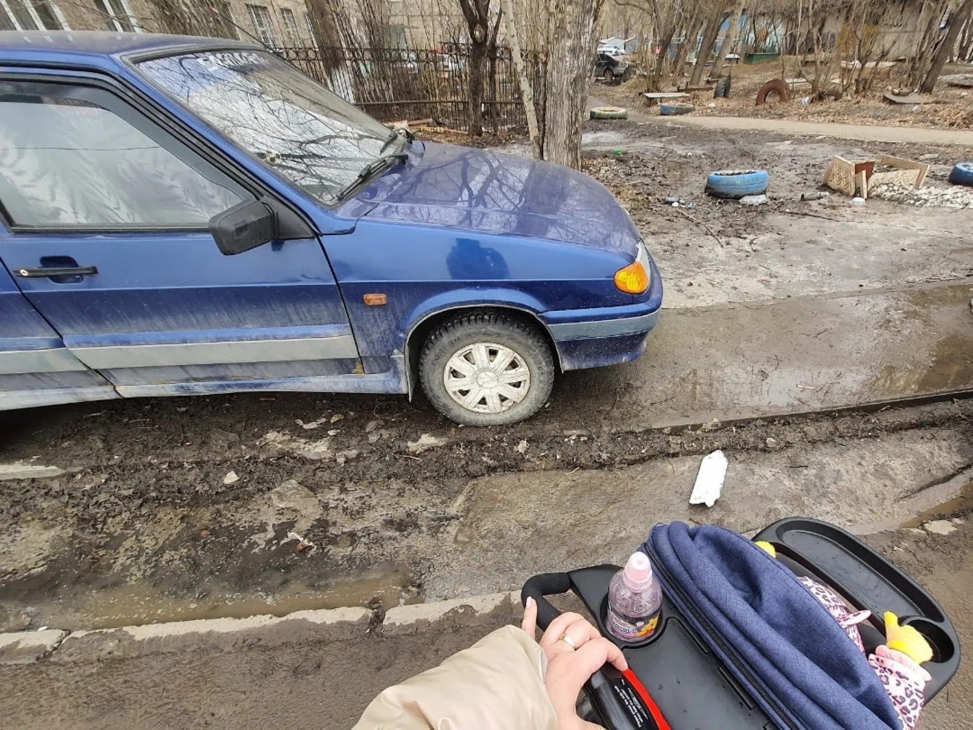 Мастер парковки. Мужчина оставил автомобиль на тротуаре в Барнауле
