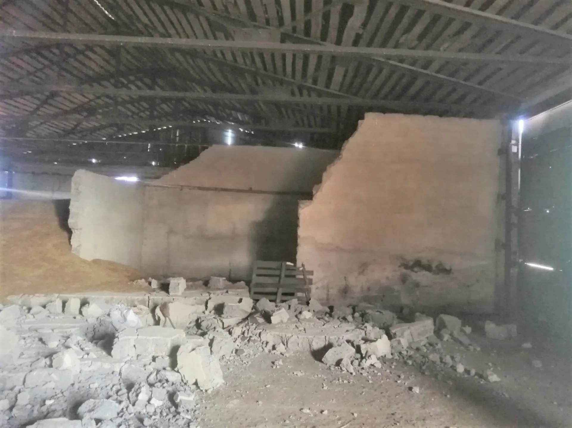 Двух женщин задавило шлакобетонной стеной в Алтайском крае