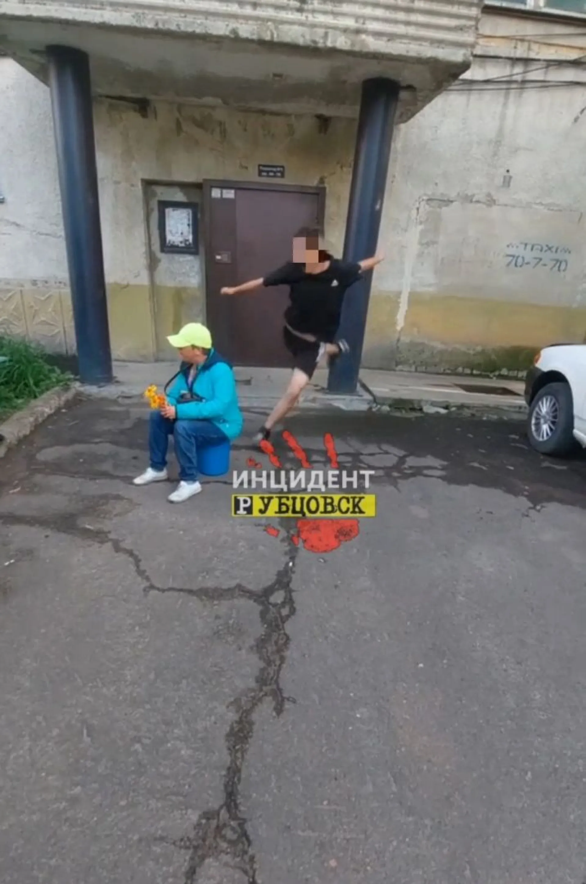 Жестокие подростки издеваются над девушкой-инвалидом в Рубцовске Жестокие подростки издеваются над девушкой-инвалидом в Рубцовске