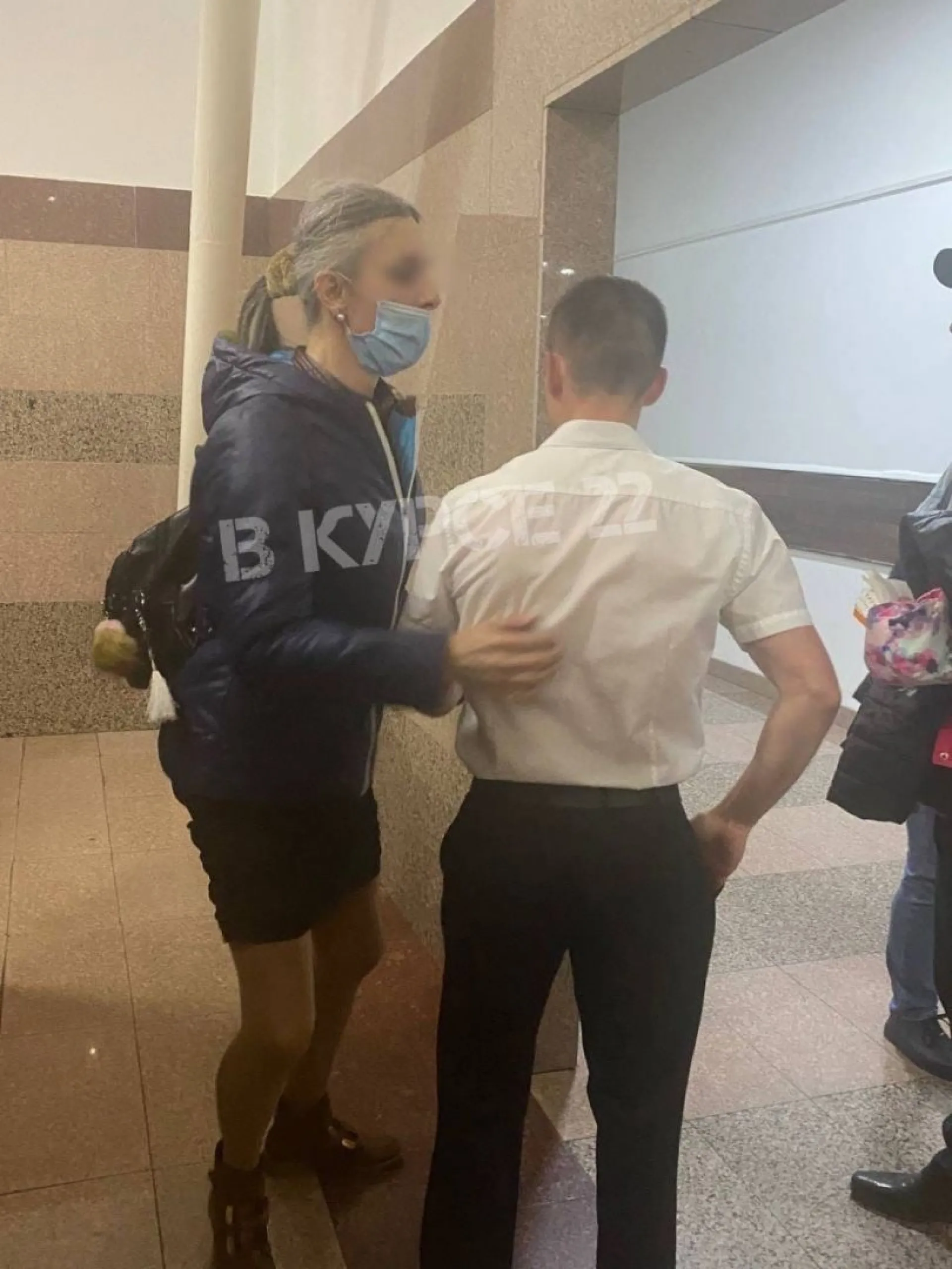 Мужчина в юбке фотографировал посетительниц уборной барнаульского ТРЦ Мужчина в юбке фотографировал посетительниц уборной барнаульского ТРЦ