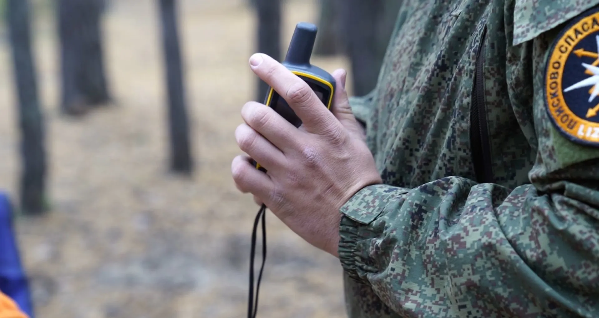 Доброволец нашел заблудившихся в лесу бабушку с внучкой в Алтайском крае Доброволец нашел заблудившихся в лесу бабушку с внучкой в Алтайском крае