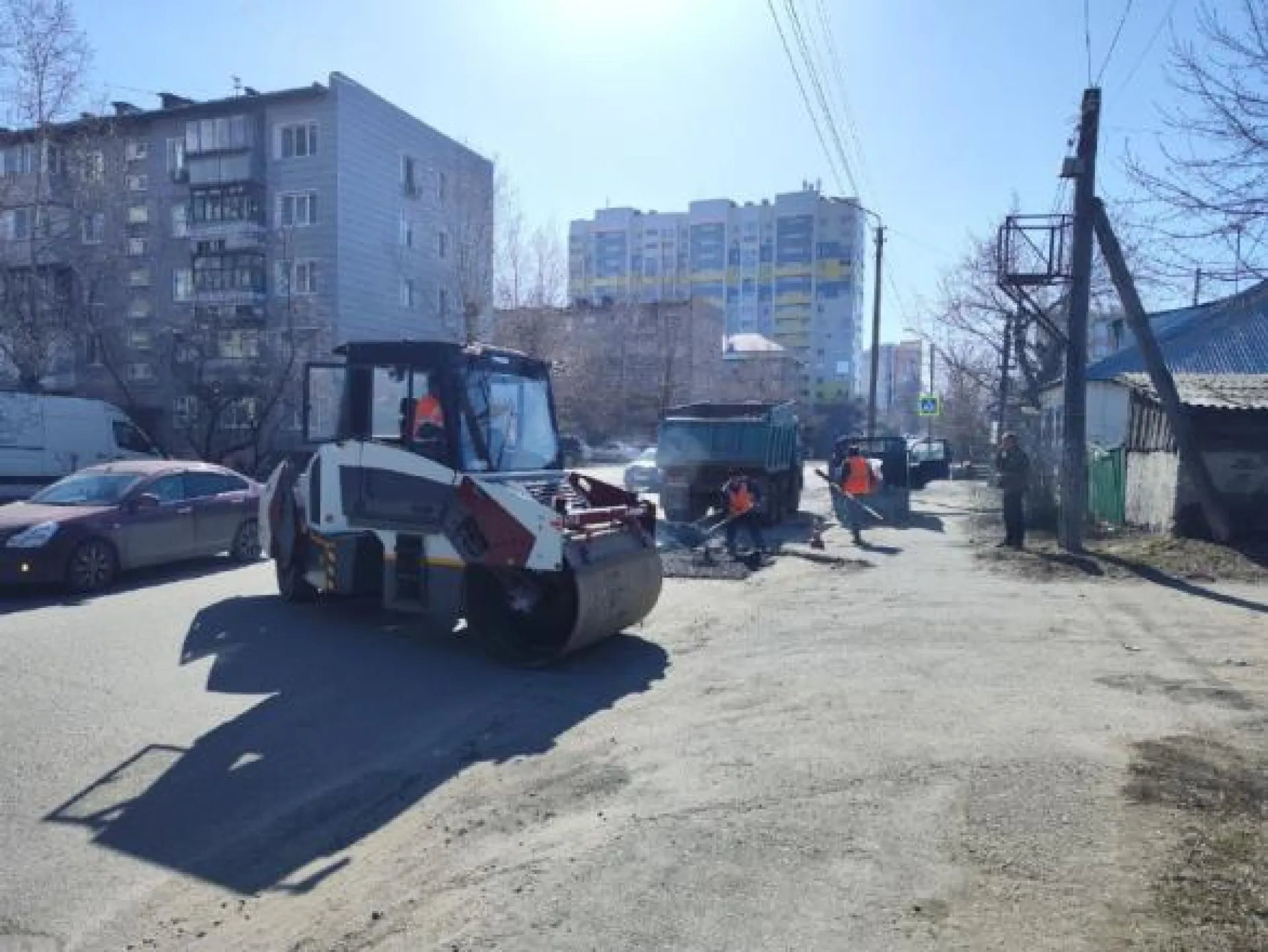 Сотрудники водоканала восстанавливают поврежденную территорию Барнаула
