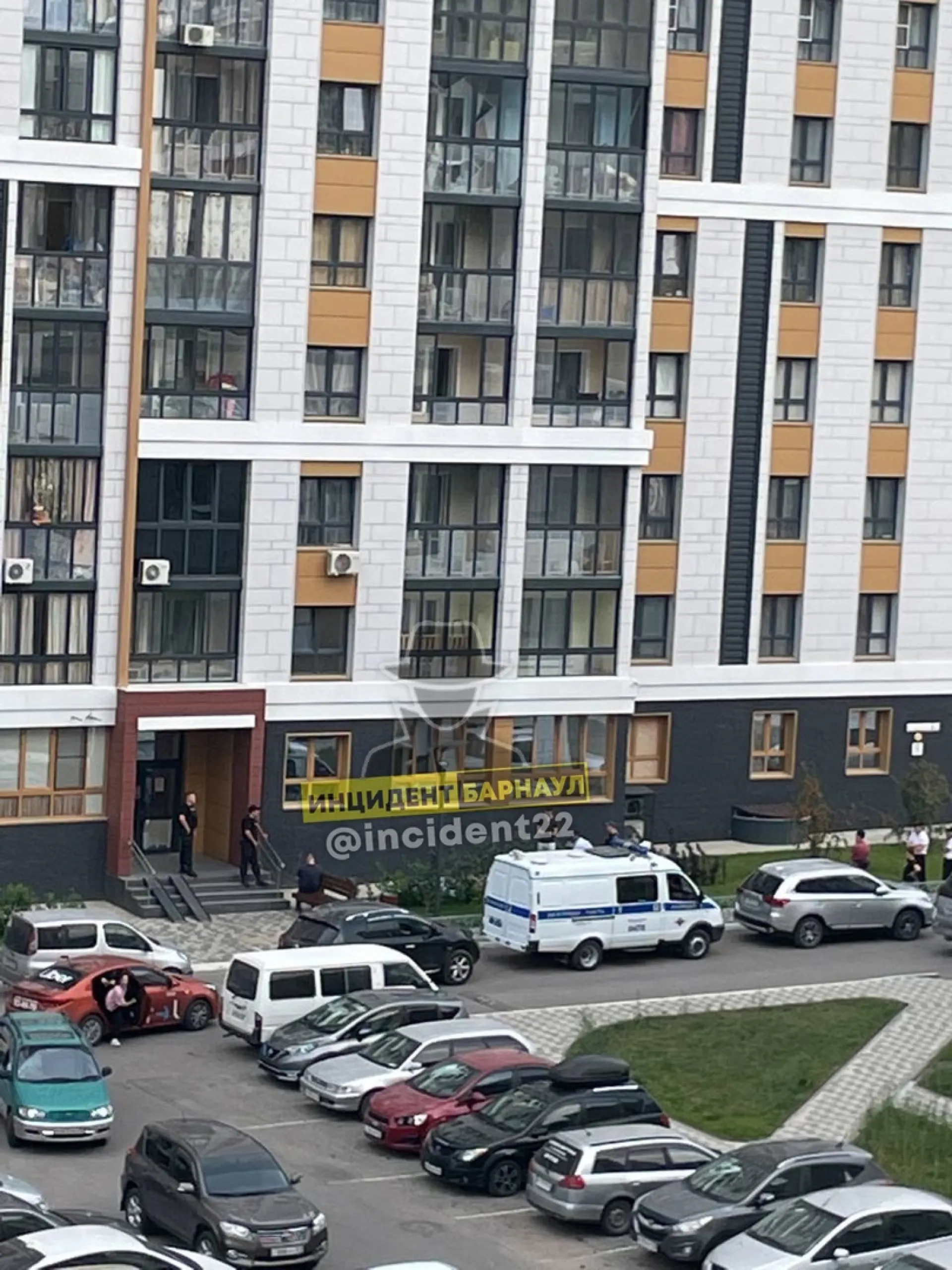 Мужчина выпал из окна в Барнауле