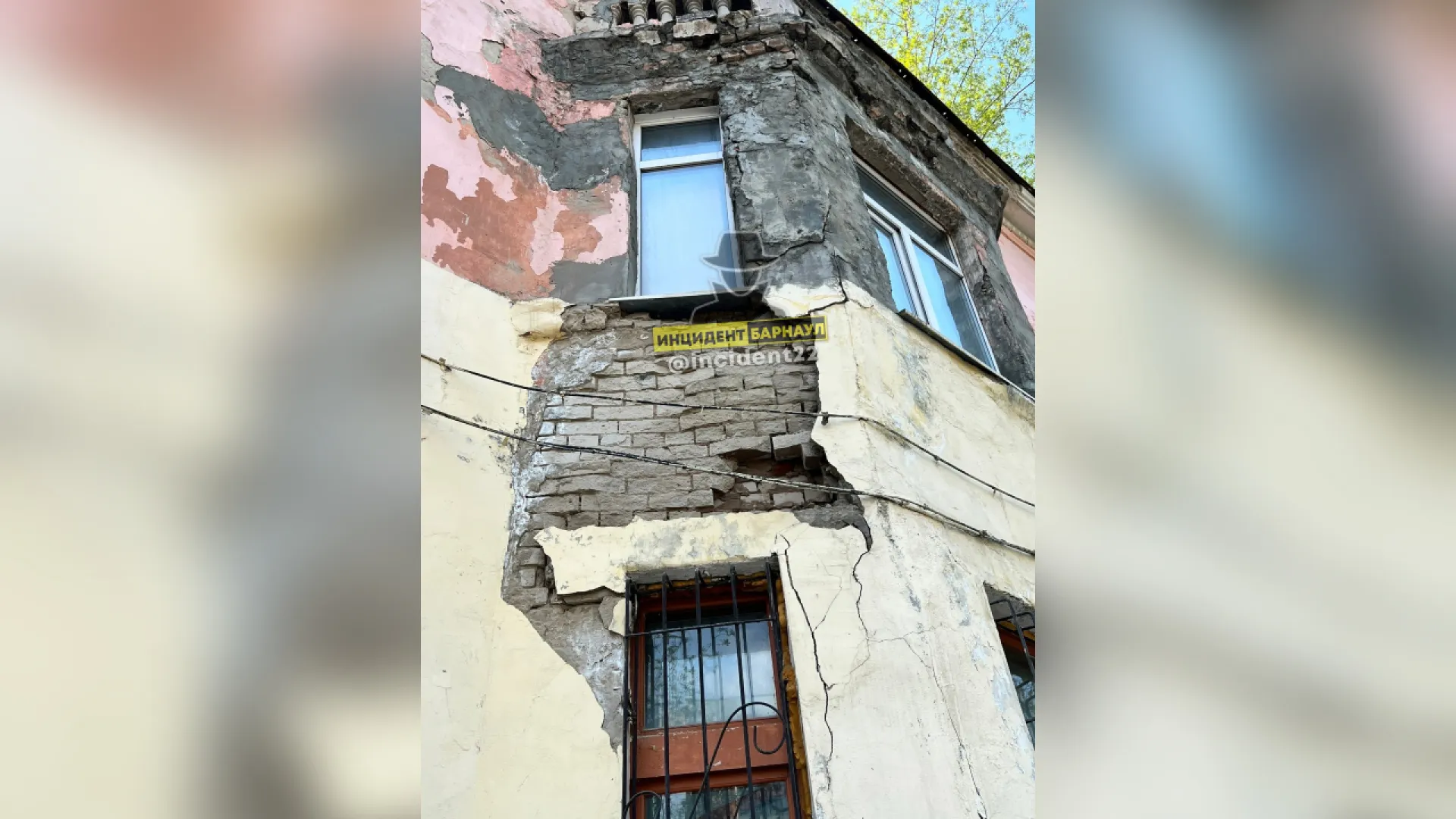 Фасад аварийного дома обвалился в Барнауле