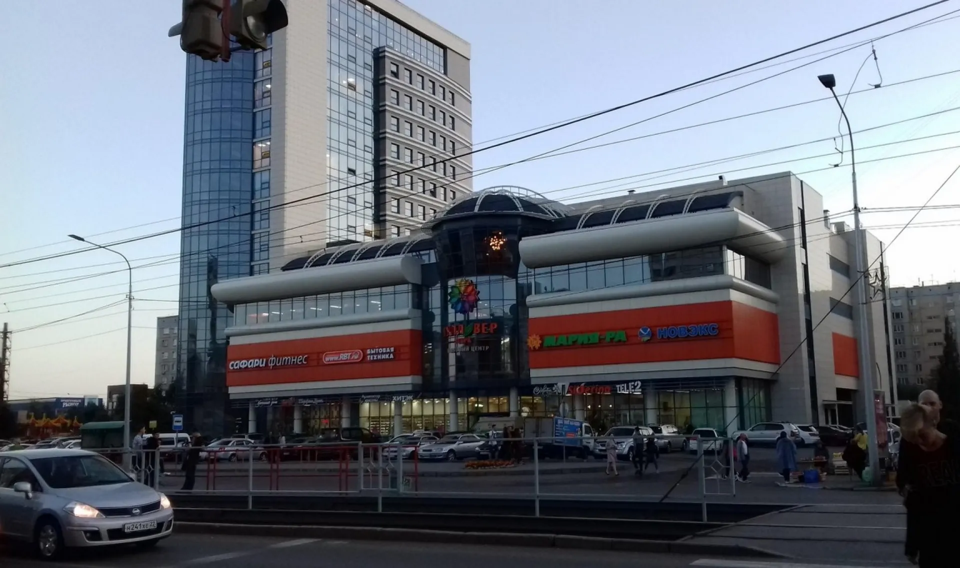 Спасатели приехали в барнаульский ТЦ по ложному вызову Спасатели приехали в барнаульский ТЦ по ложному вызову