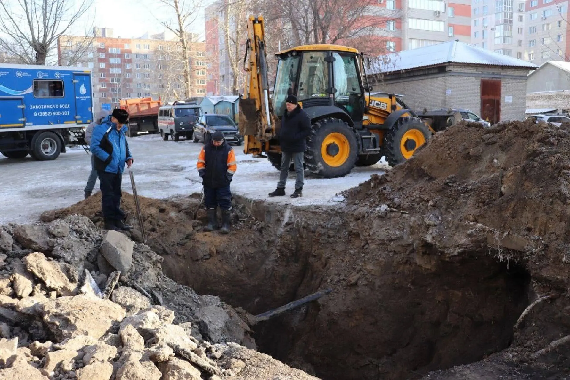 Жители двух домов в Барнауле остались без воды из-за коммунальной аварии Жители двух домов в Барнауле остались без воды из-за коммунальной аварии