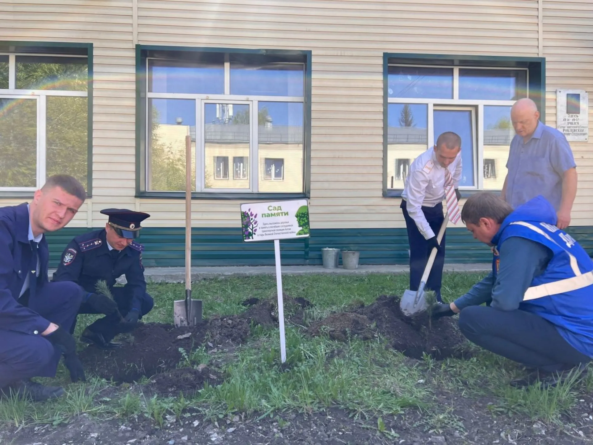 Транспортные полицейские вместе с общественниками приняли участие в международной акции «Сад памяти» Транспортные полицейские вместе с общественниками приняли участие в международной акции «Сад памяти»