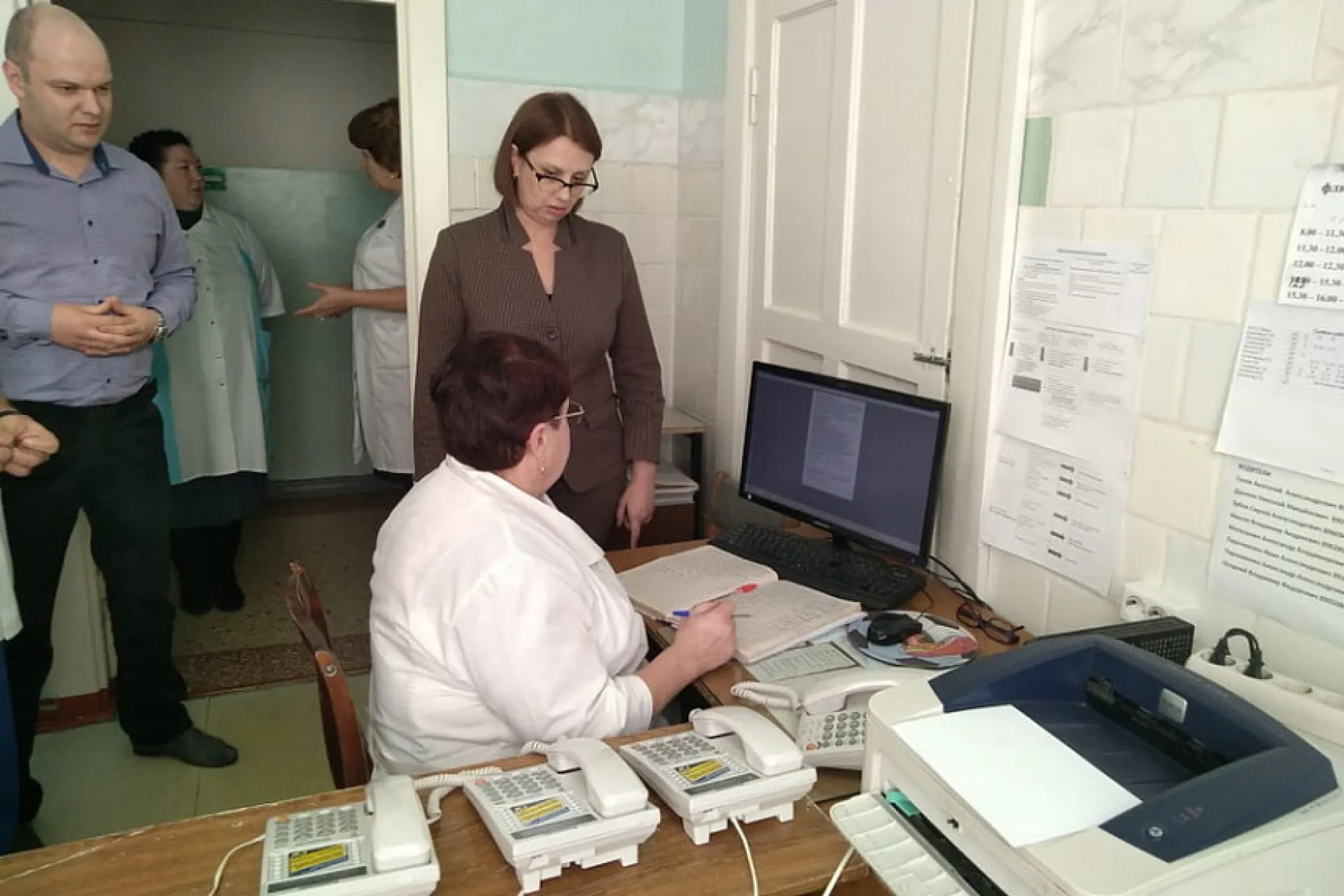 Поликлинику, в которой по утрам собираются огромные очереди, проверили в Рубцовске