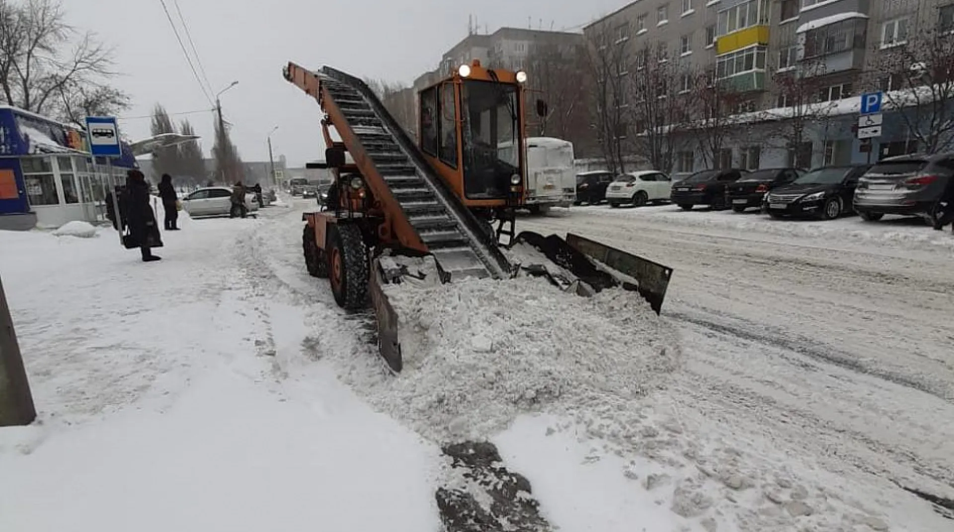Уборка снега в пригородных посёлках Барнаула находится на особом контроле дорожников