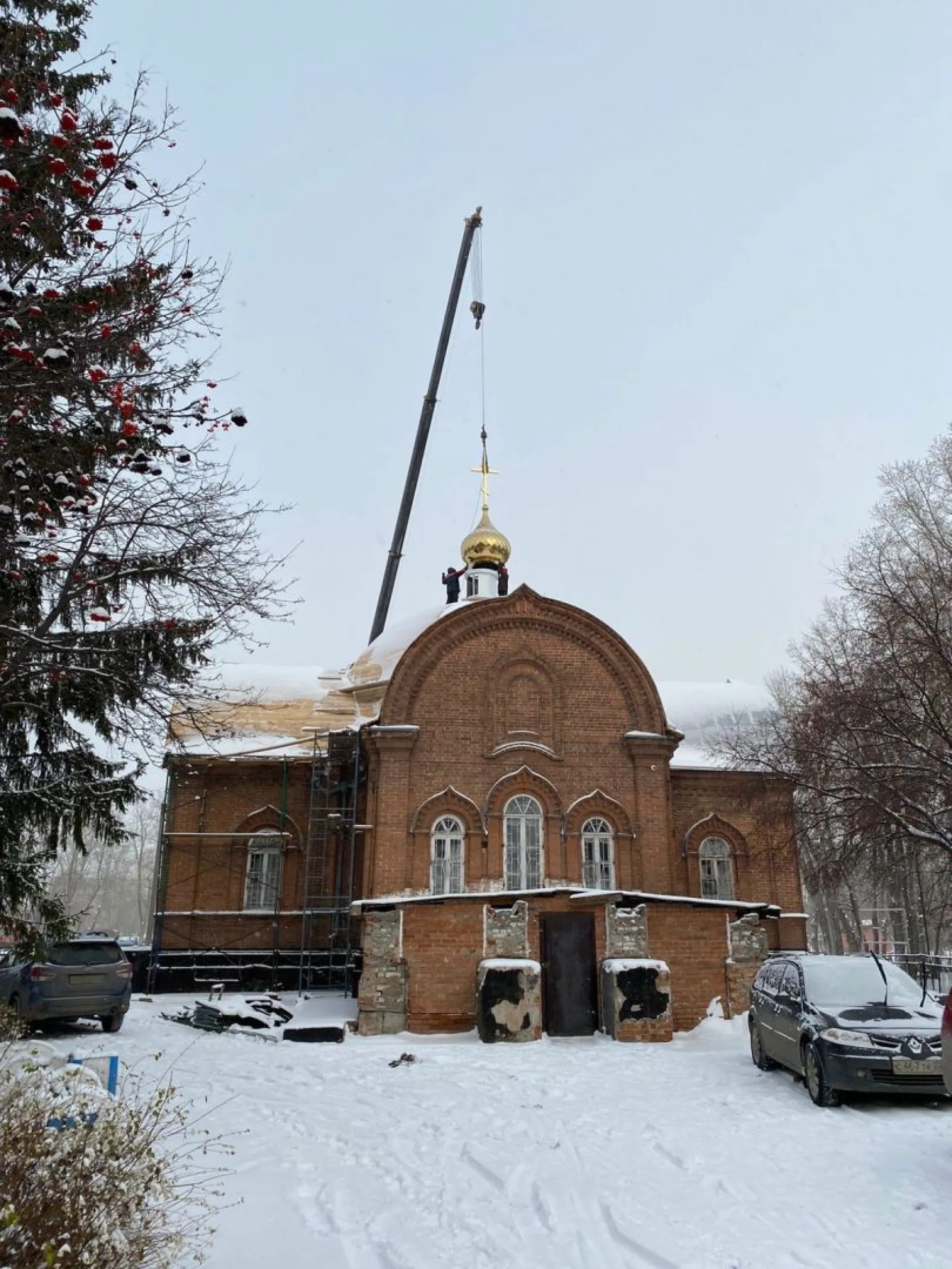 На храме в барнаульском парке «Изумрудный» установили крест На храме в барнаульском парке «Изумрудный» установили крест