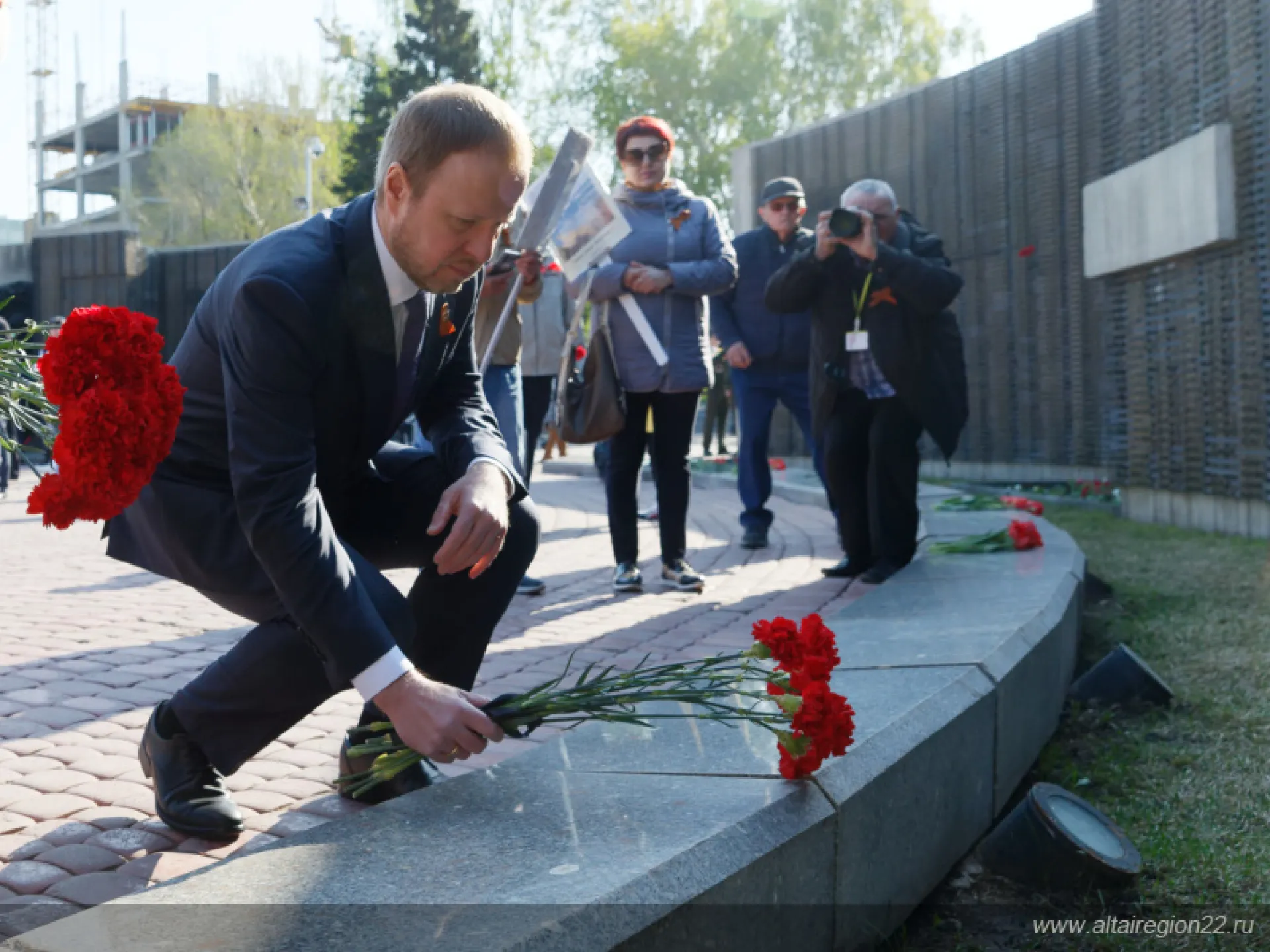 Виктор Томенко возложил цветы к Мемориалу Славы в Барнауле