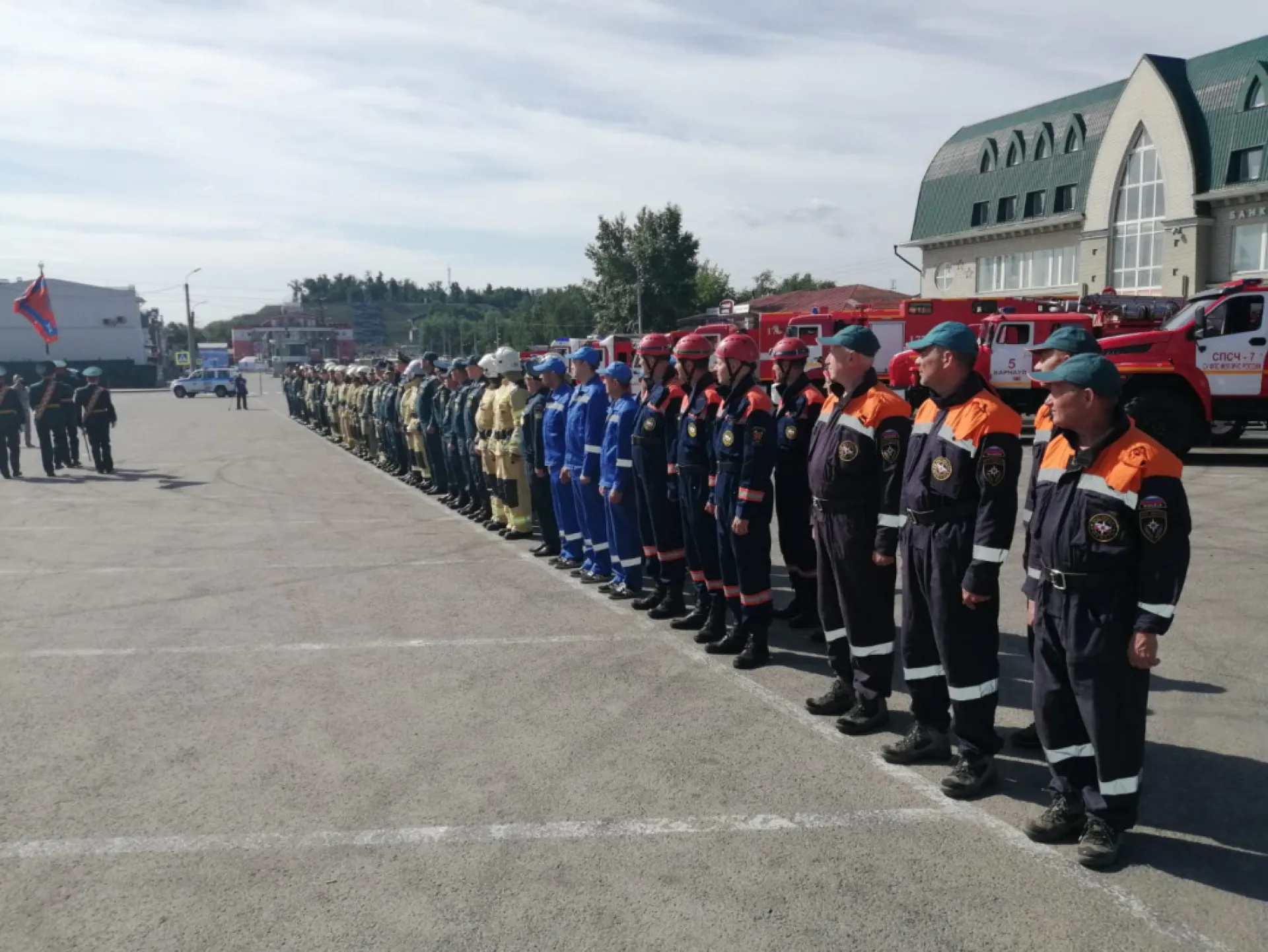 Торжественное построение служащих МЧС прошло в Барнауле Торжественное построение служащих МЧС прошло в Барнауле