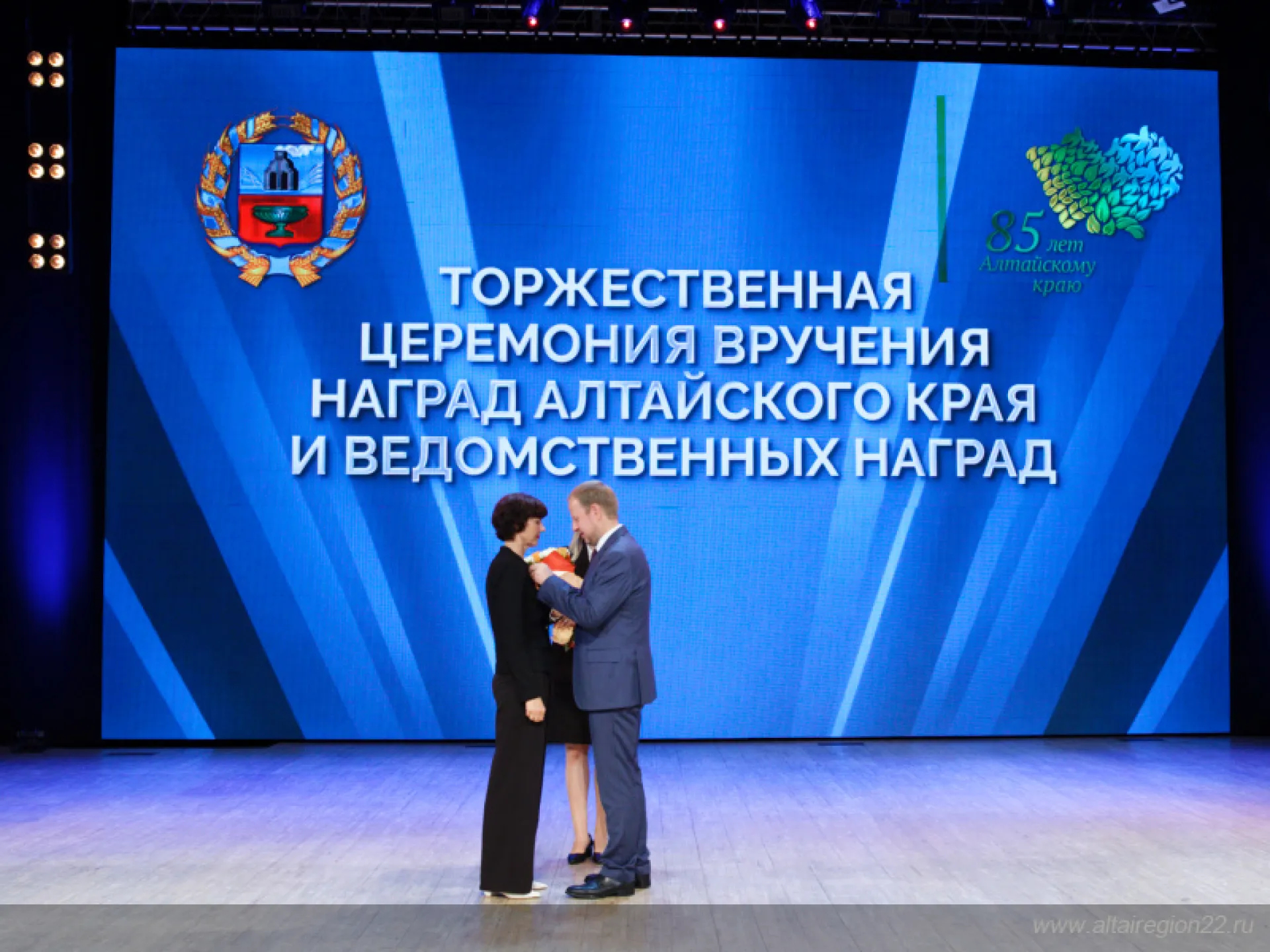 Виктор Томенко поручил Минобрнауки Алтайского края разработать комплекс мер для поддержки педагогов-наставников
